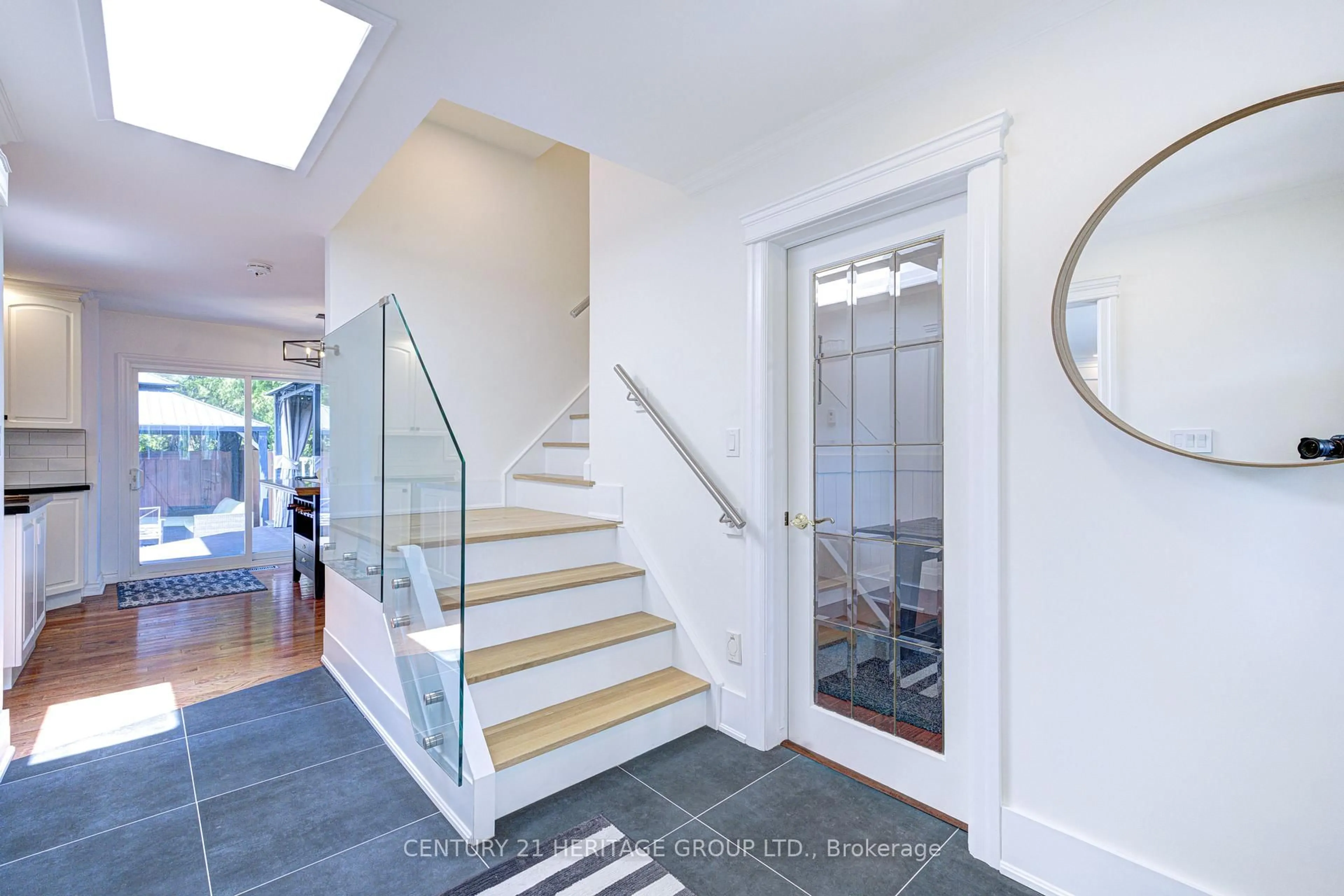 Indoor entryway for 5 Tottenham Crt, Niagara-on-the-Lake Ontario L0S 1J0