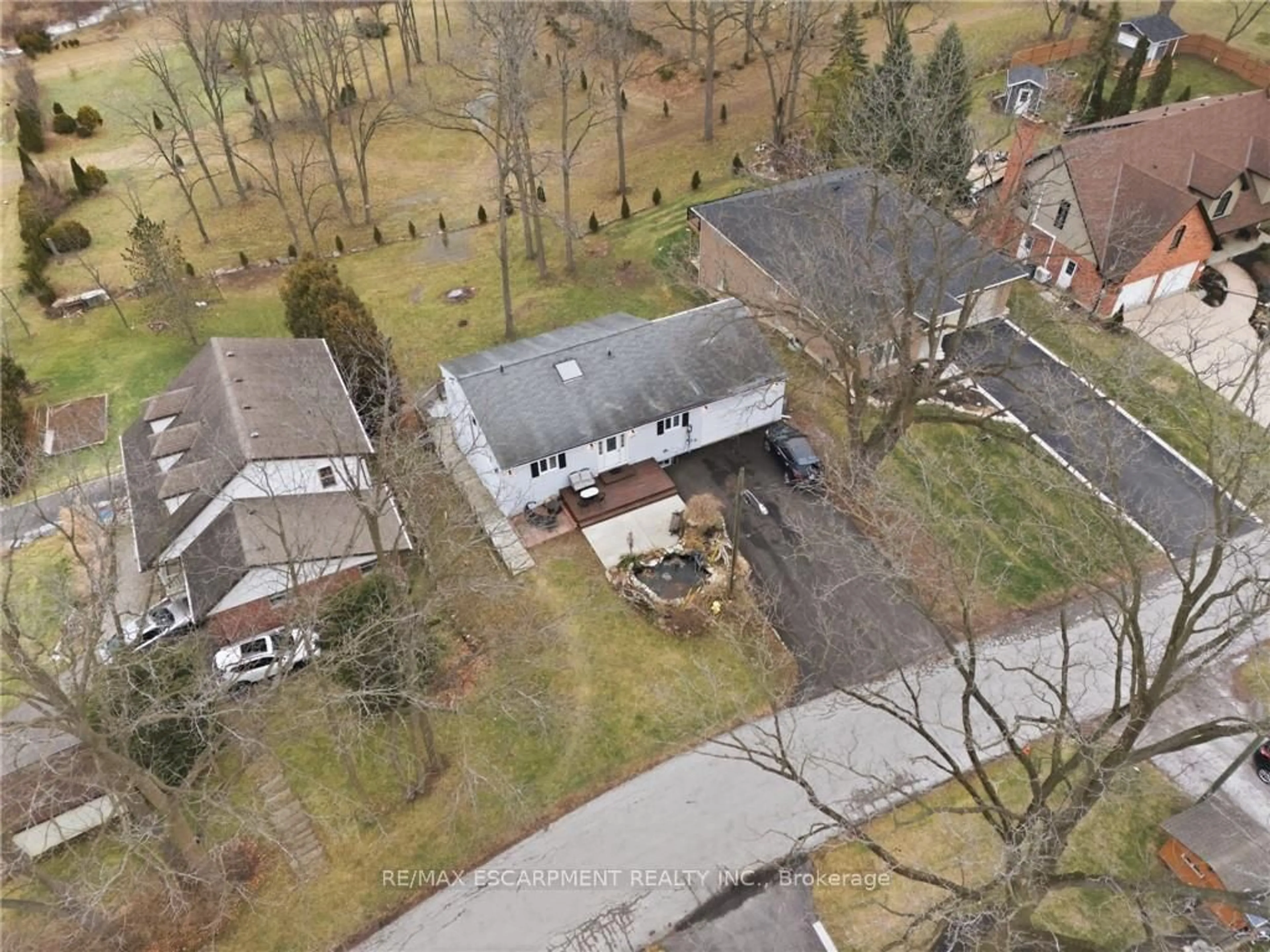 A pic from outside/outdoor area/front of a property/back of a property/a pic from drone, street for 430 WINNIETT St, Haldimand Ontario N3W 1E4