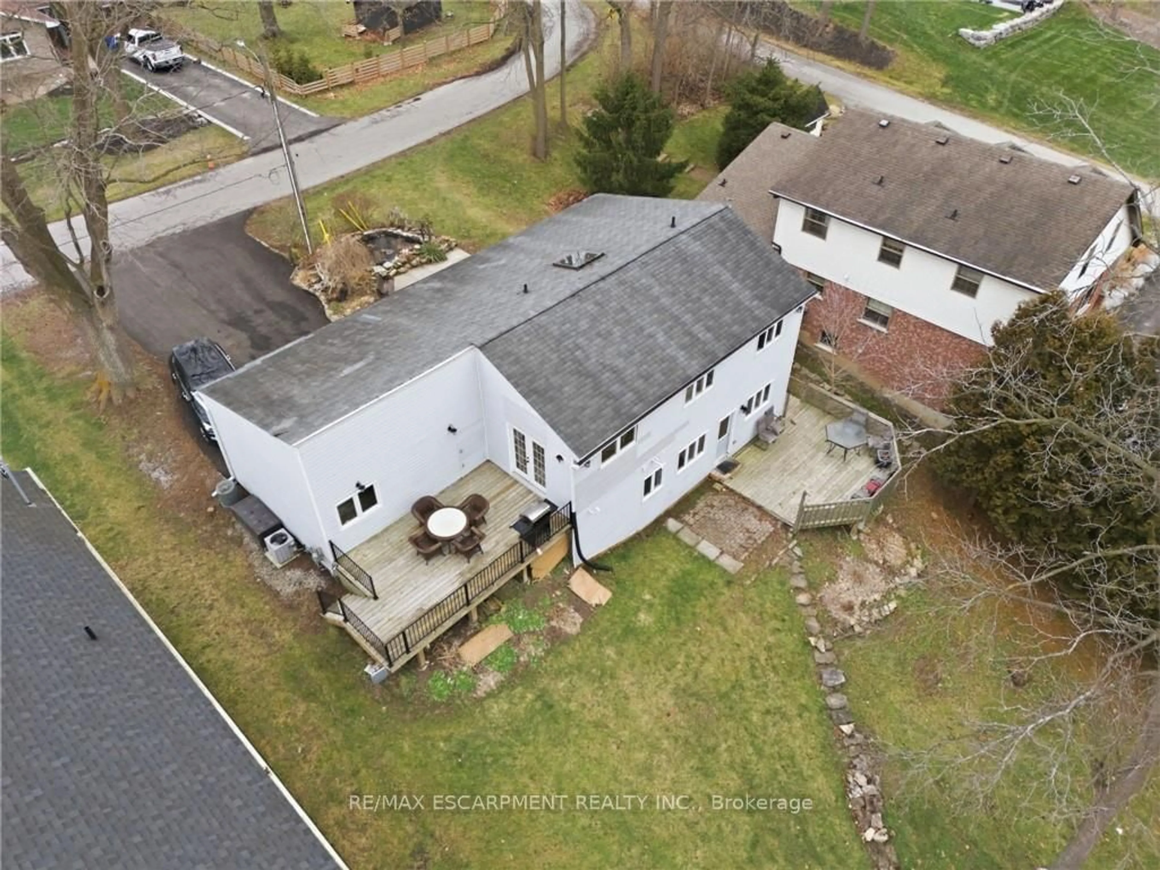 A pic from outside/outdoor area/front of a property/back of a property/a pic from drone, building for 430 WINNIETT St, Haldimand Ontario N3W 1E4