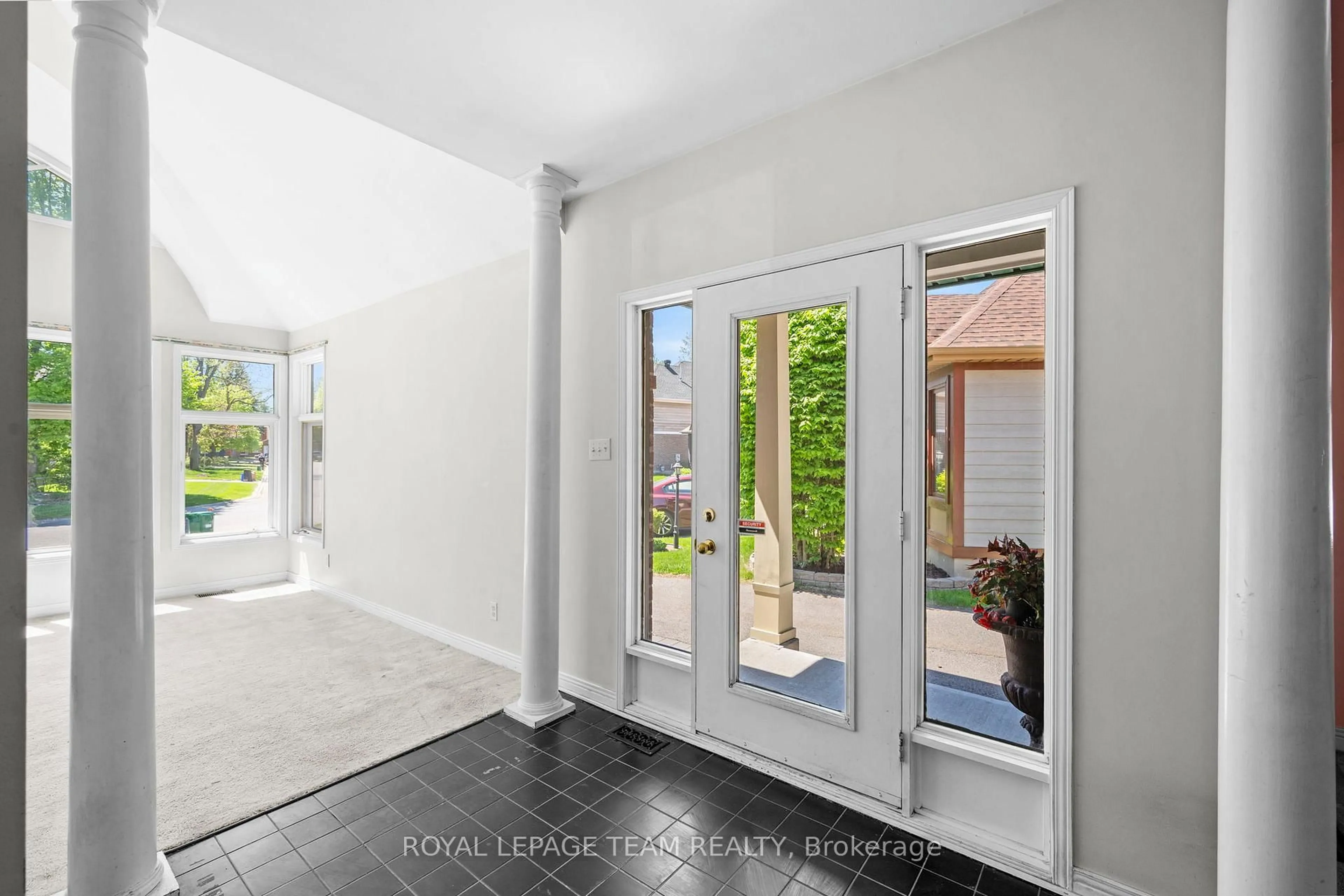 Indoor entryway for 33 Castlethorpe Cres, Ottawa Ontario K2G 5P9