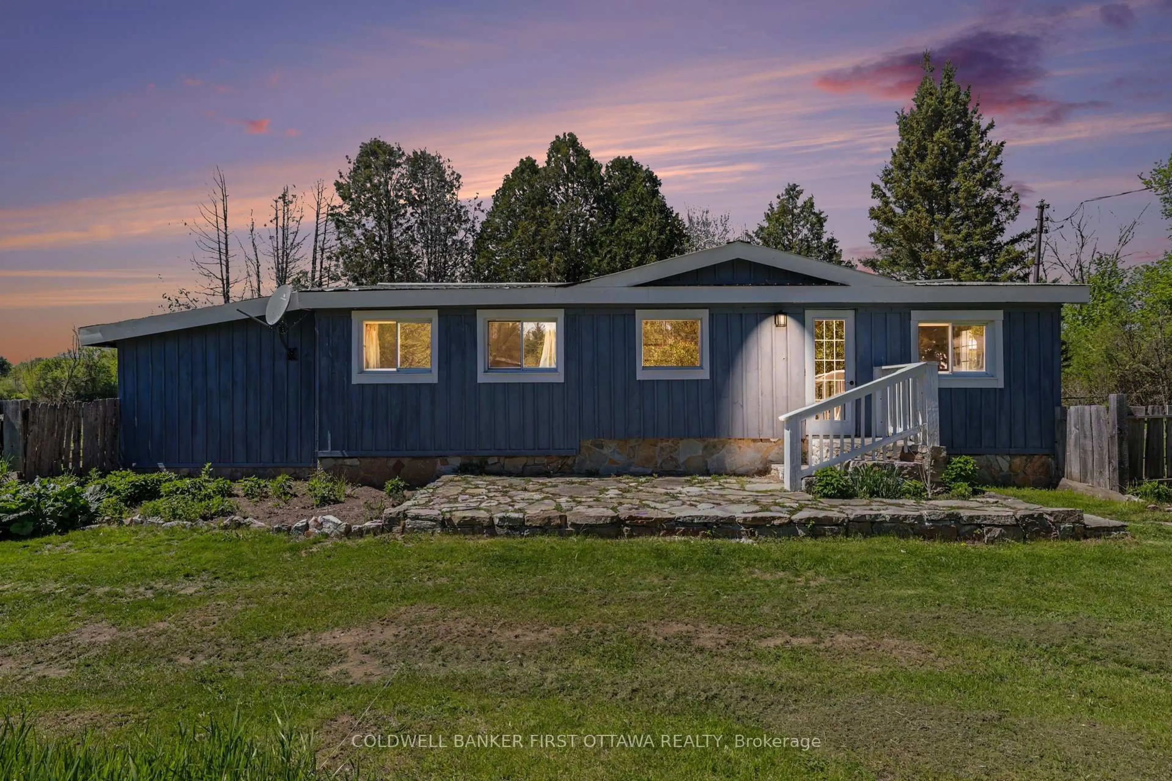 Home with vinyl exterior material, unknown for 534 Anglican Church Rd, Perth Ontario K7H 3C6
