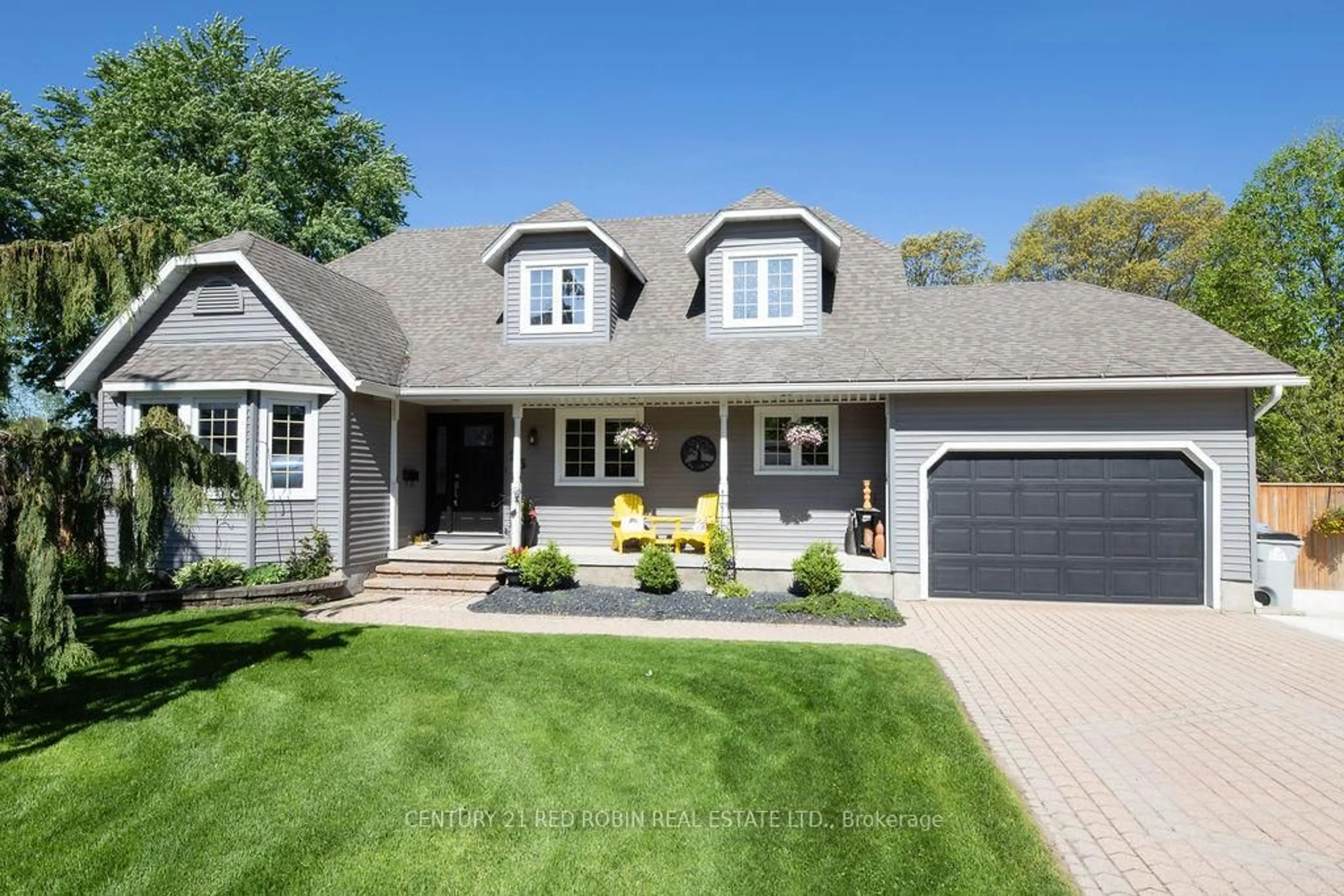 Home with vinyl exterior material, street for 25 Heritage Crt, Strathroy-Caradoc Ontario N7G 3Y5