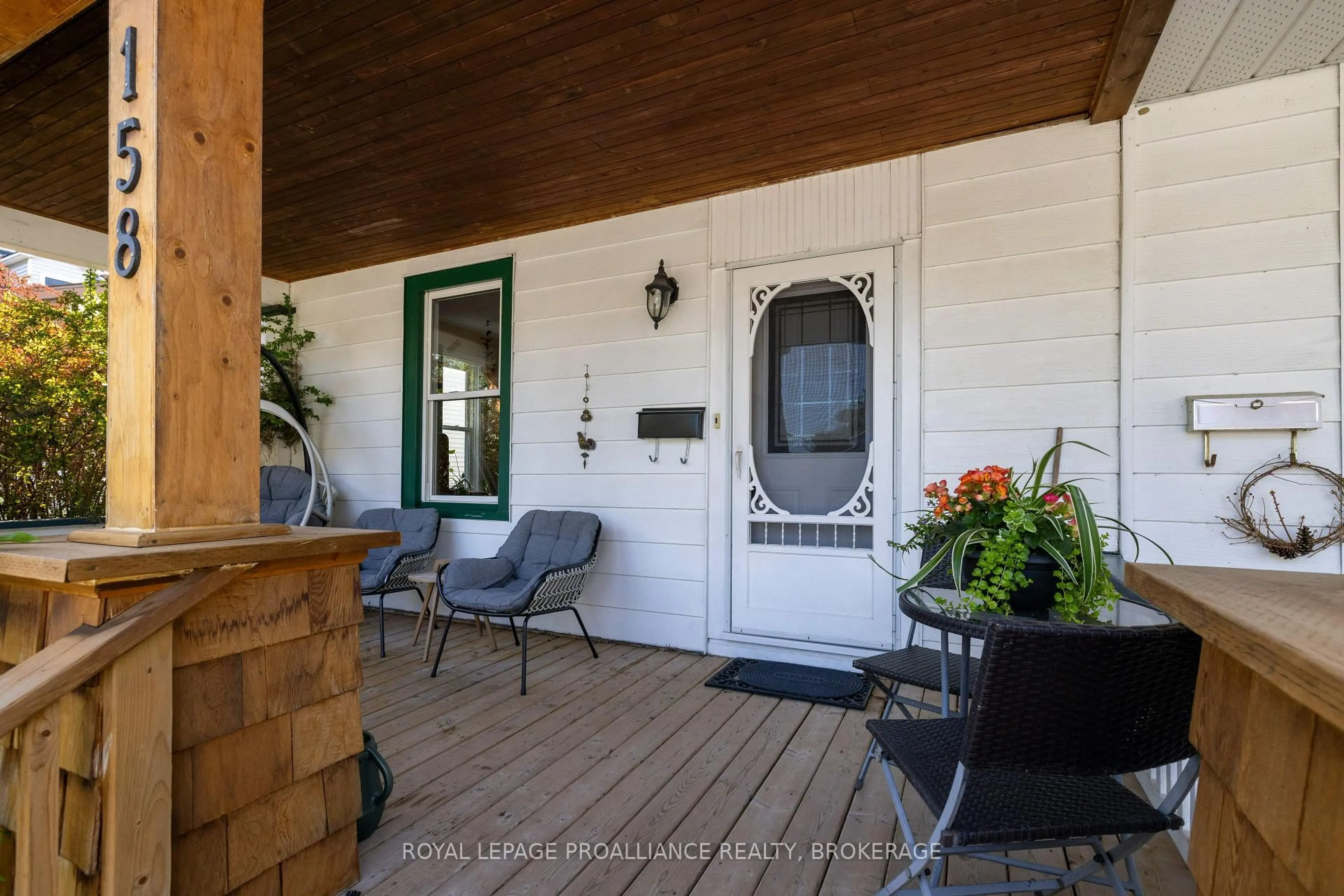 Indoor entryway for 158 Arthur St, Gananoque Ontario K7G 1A9