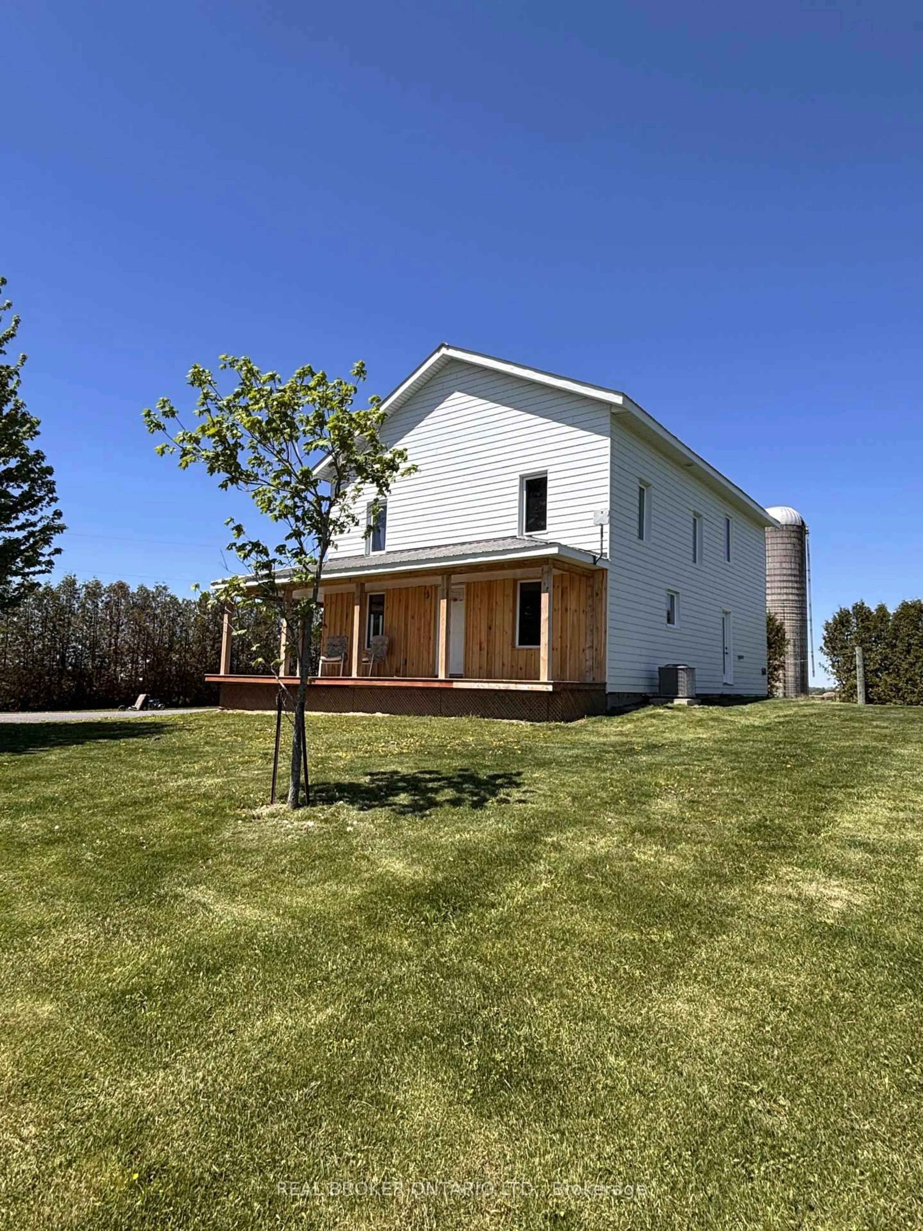 A pic from outside/outdoor area/front of a property/back of a property/a pic from drone, building for 10969 Gilmour Rd, South Dundas Ontario K0C 1C0