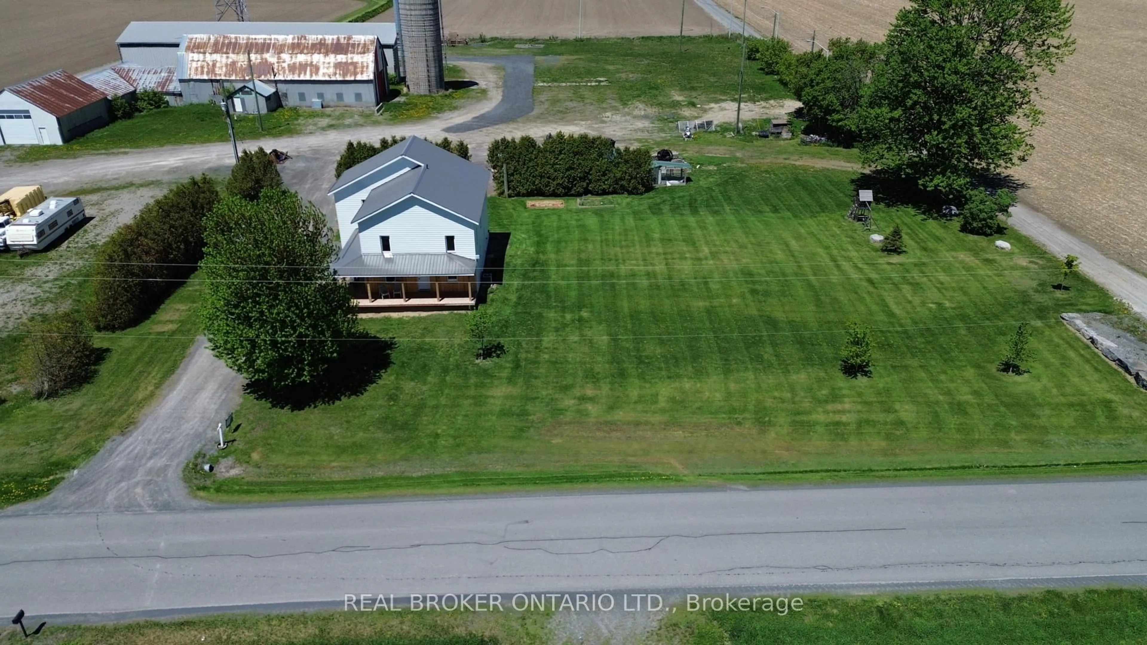 A pic from outside/outdoor area/front of a property/back of a property/a pic from drone, unknown for 10969 Gilmour Rd, South Dundas Ontario K0C 1C0