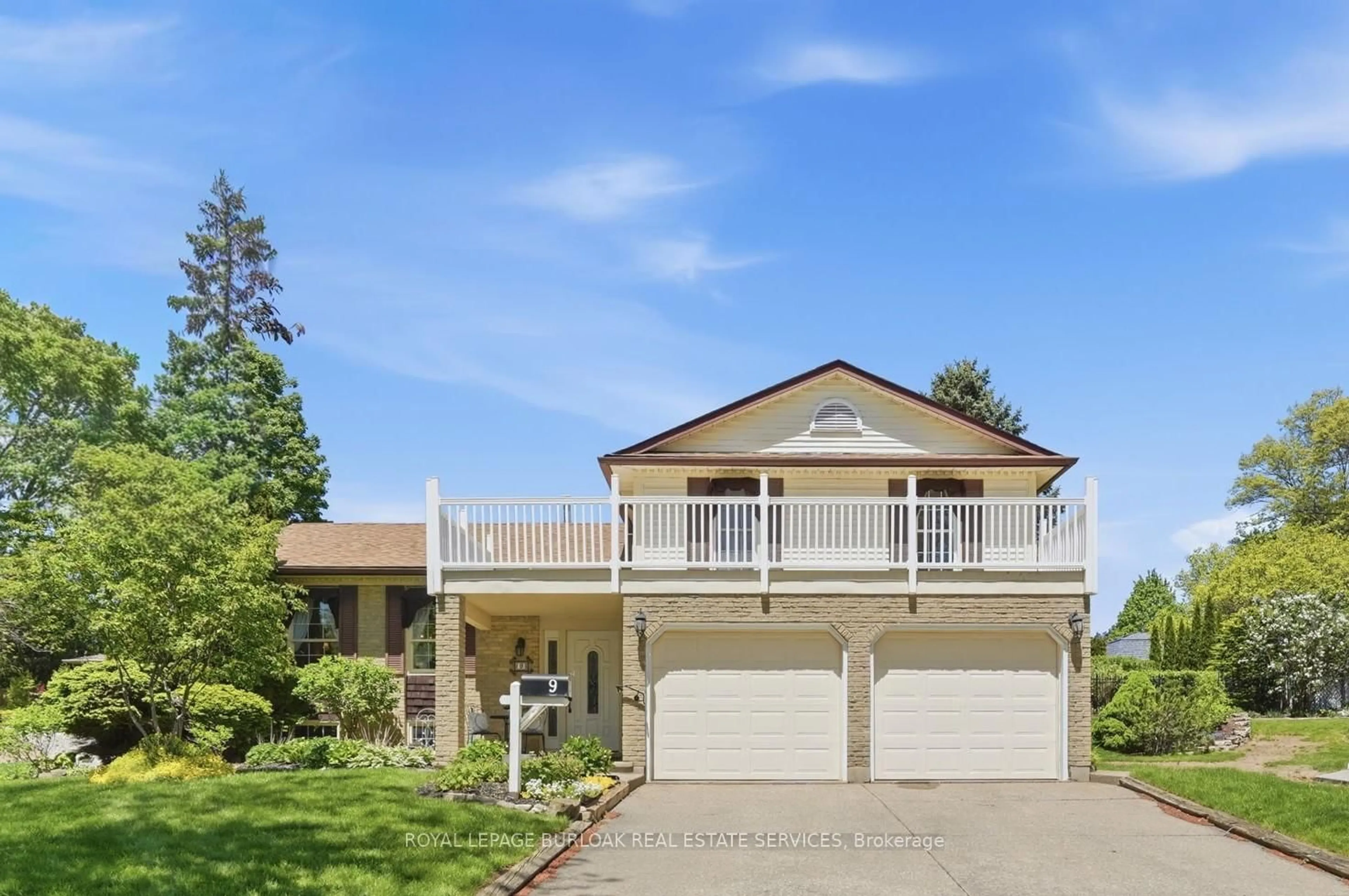 Home with vinyl exterior material, street for 9 Magnolia Crt, Pelham Ontario L3E 0H5