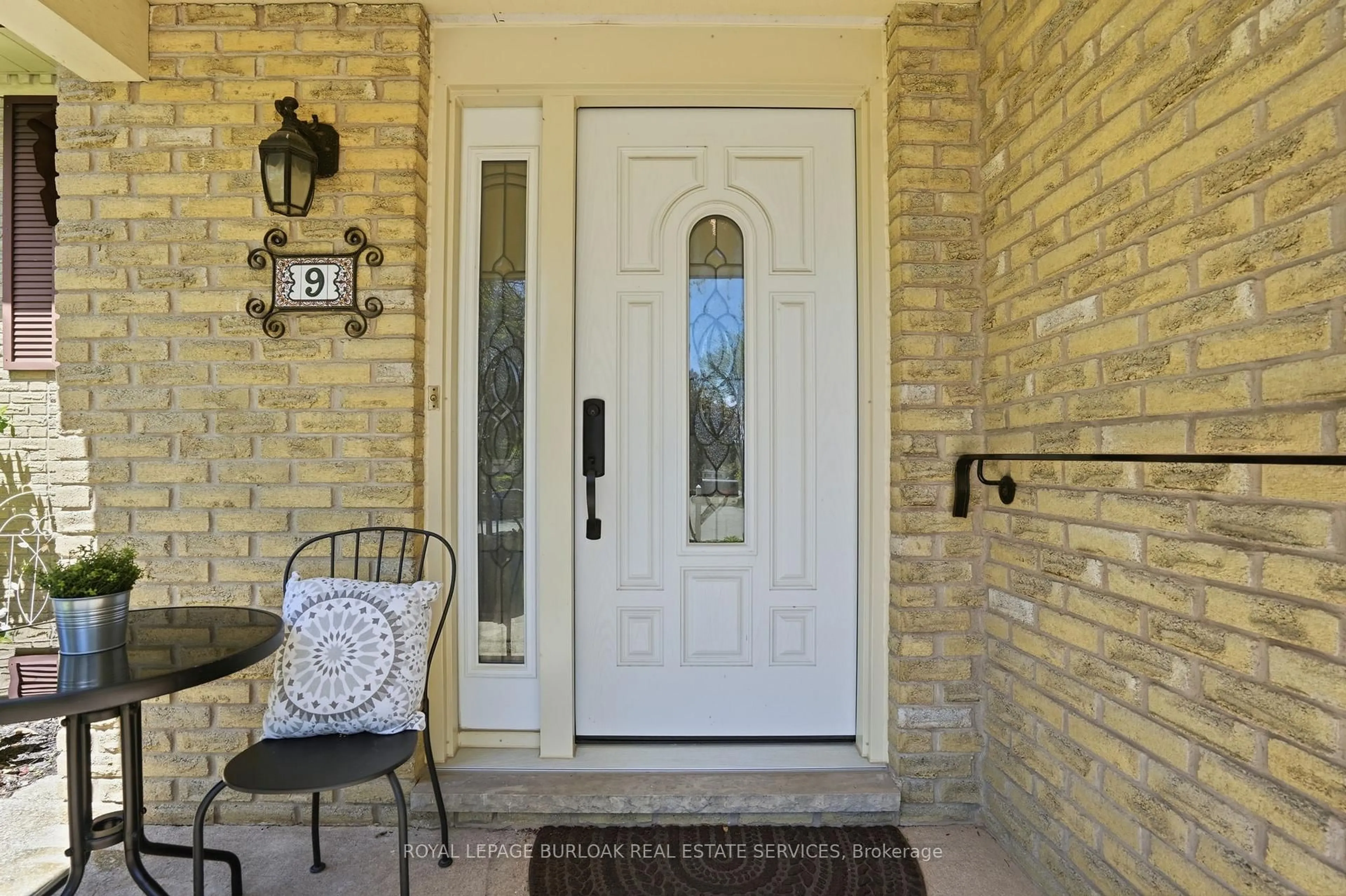 Indoor entryway for 9 Magnolia Crt, Pelham Ontario L3E 0H5
