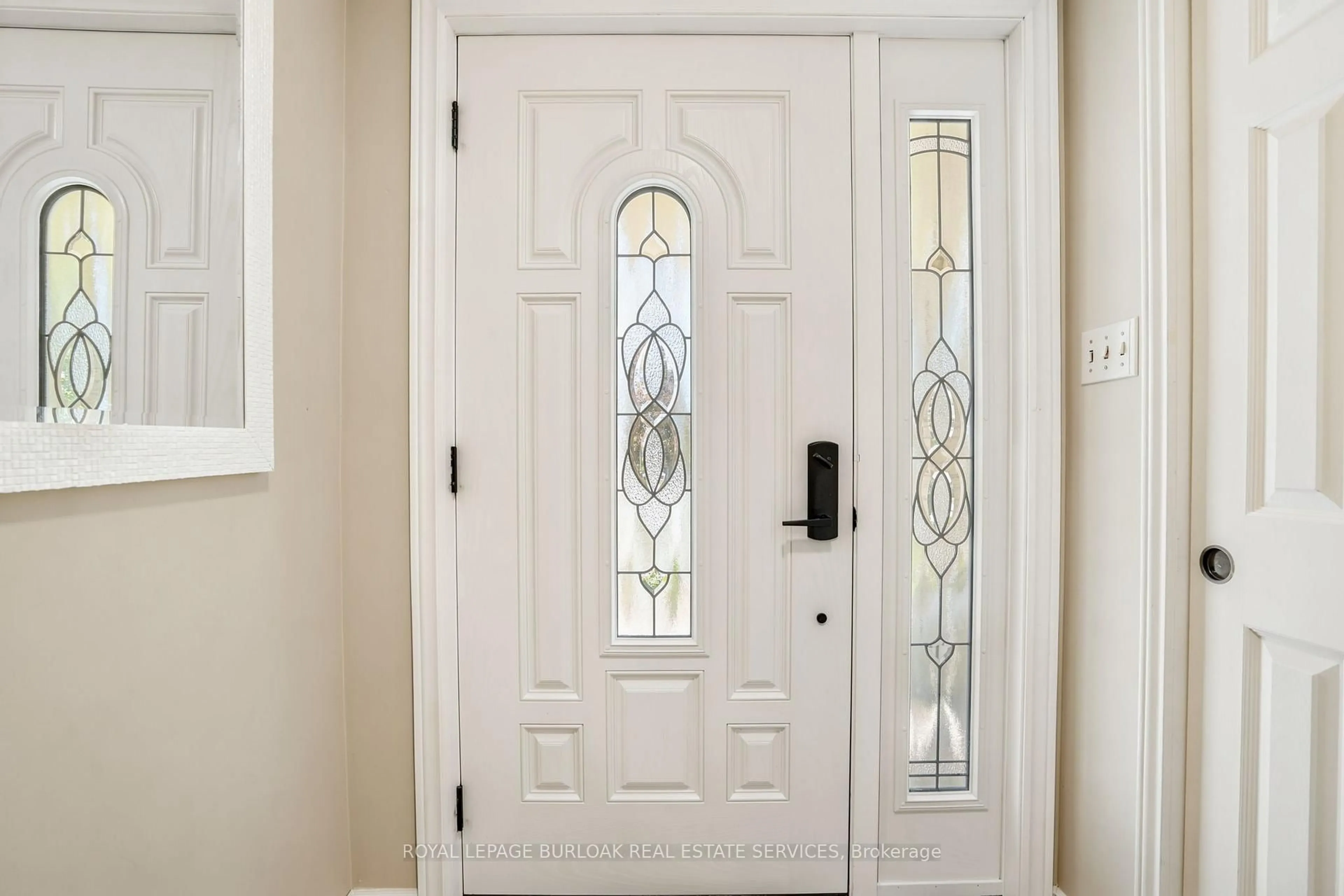 Indoor entryway for 9 Magnolia Crt, Pelham Ontario L3E 0H5