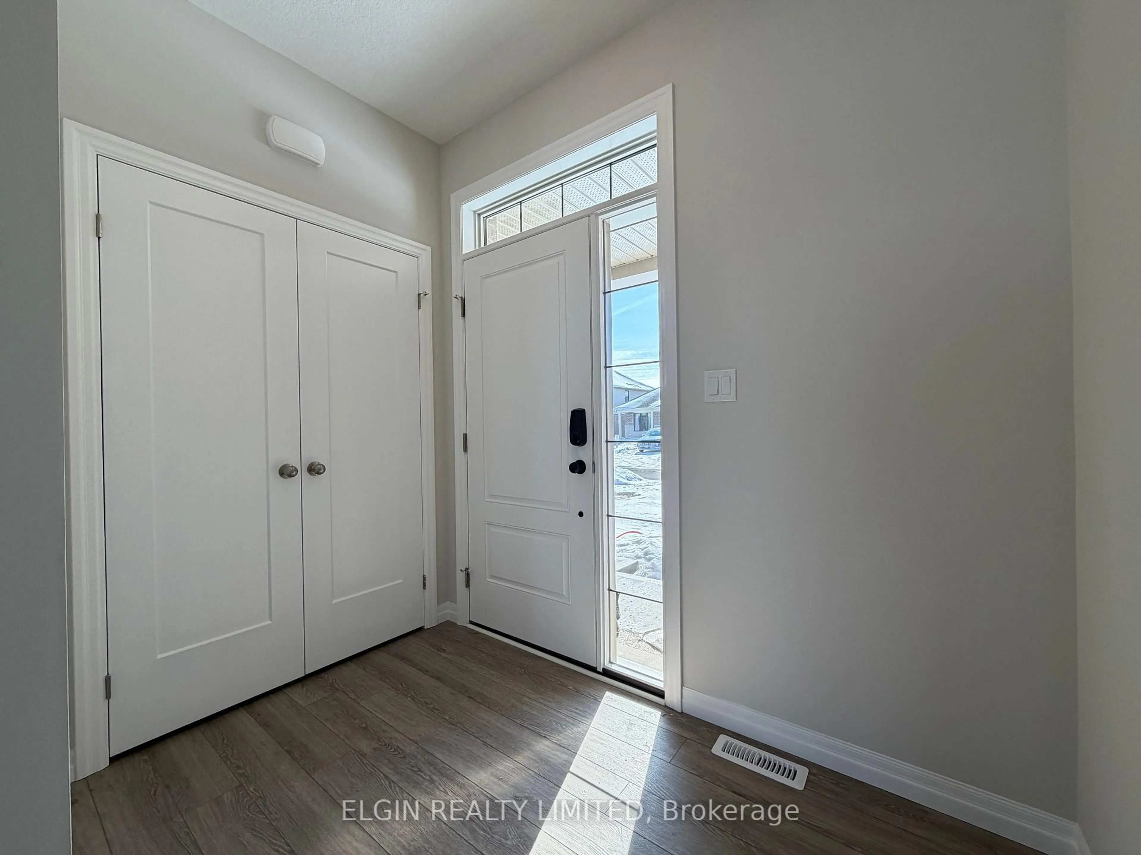Indoor entryway for 10 Canary St, Tillsonburg Ontario N4G 0K4