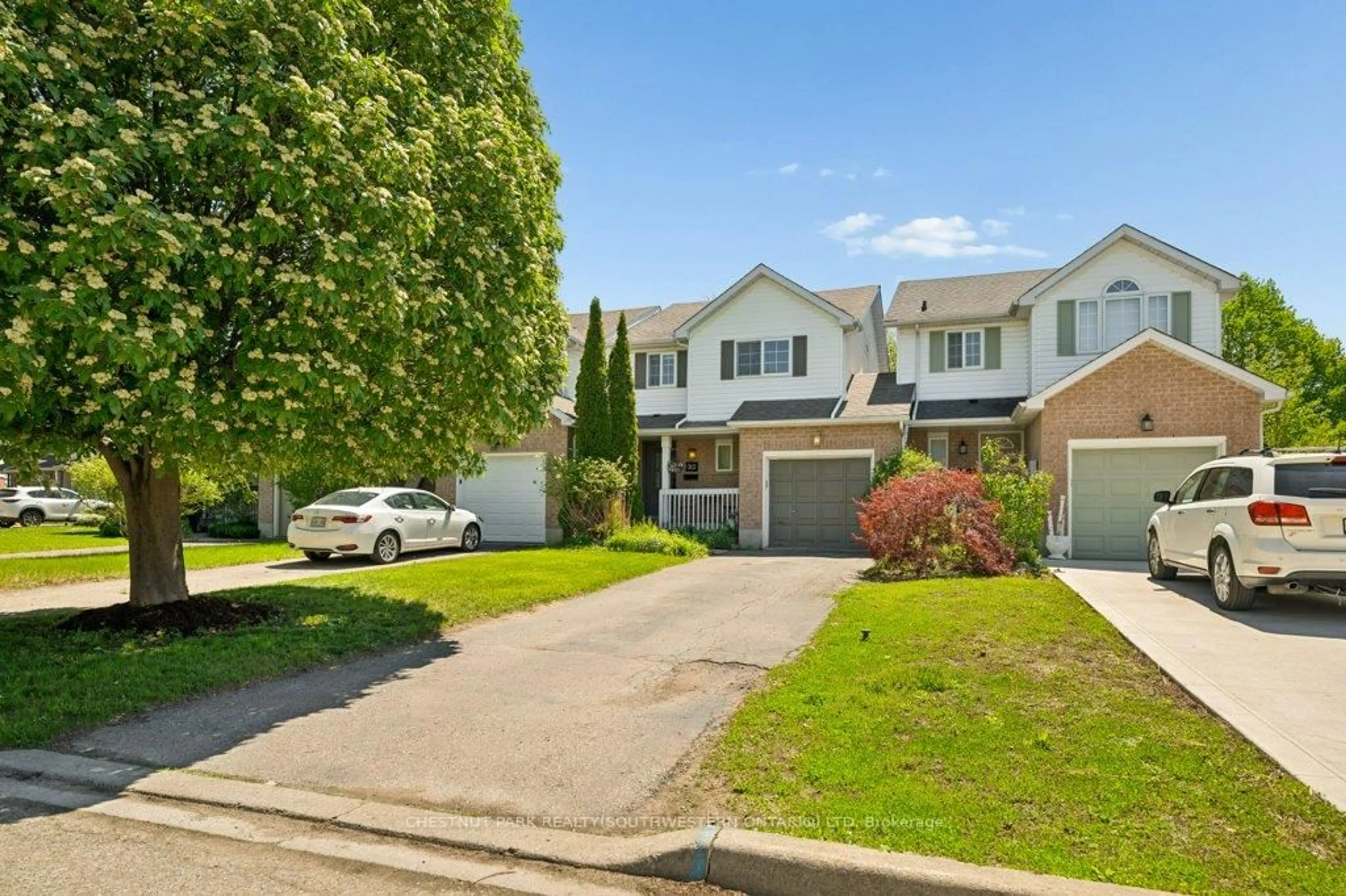 A pic from outside/outdoor area/front of a property/back of a property/a pic from drone, street for 312 Sable Crt, Waterloo Ontario N2K 3Z4
