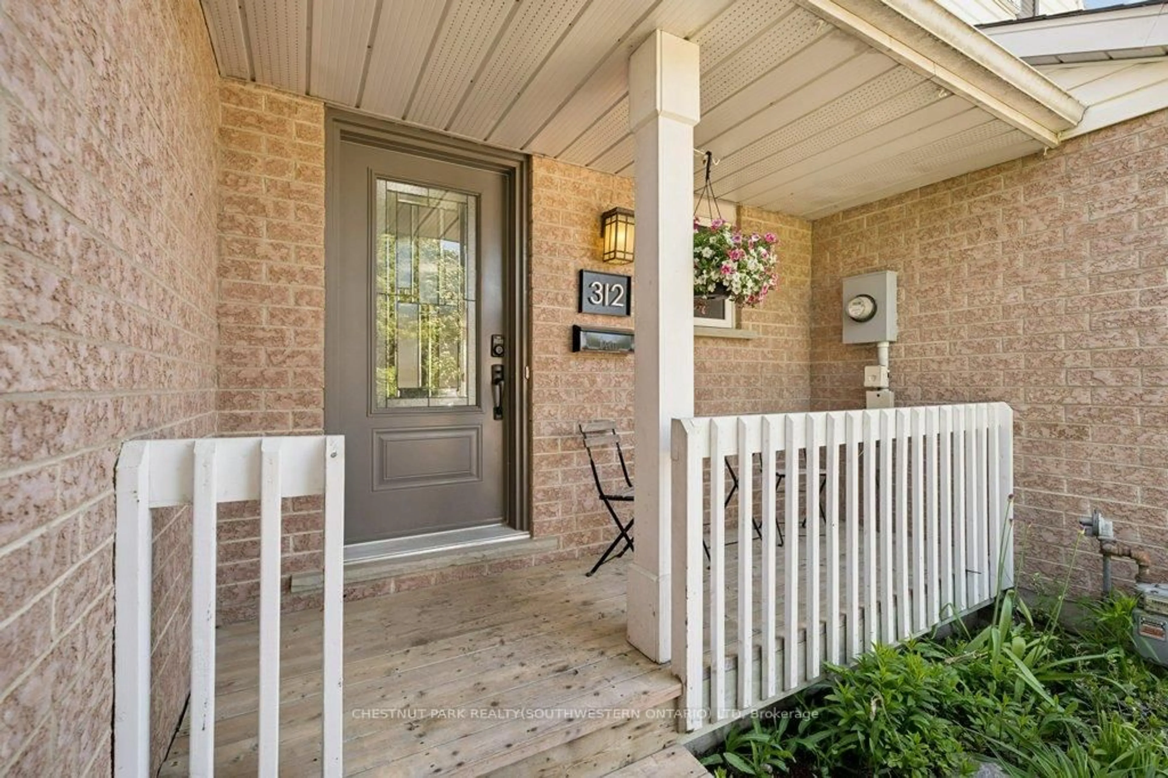 Indoor entryway for 312 Sable Crt, Waterloo Ontario N2K 3Z4