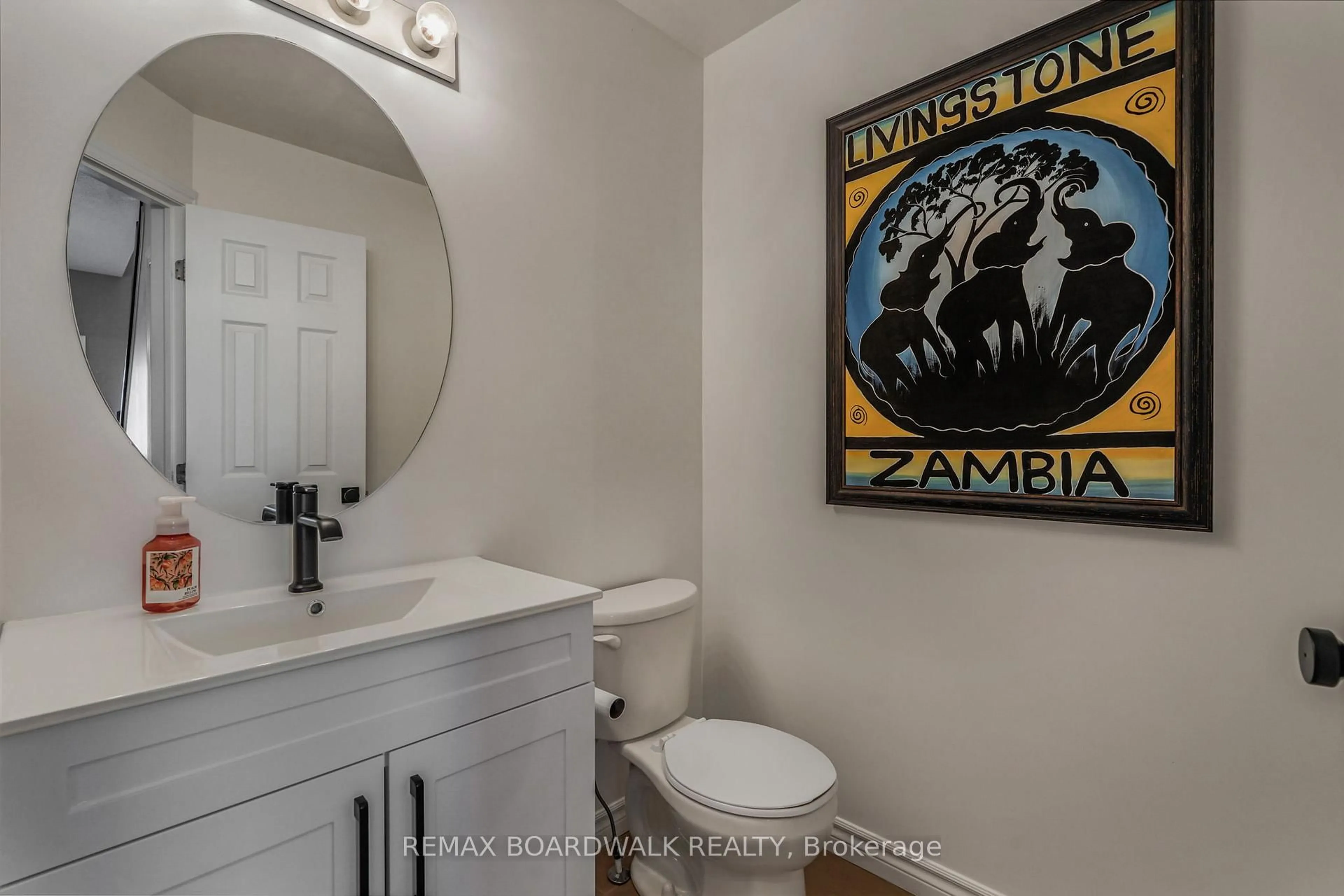 Standard bathroom, ceramic/tile floor for 114 Potts Private, Ottawa Ontario K4A 0N7