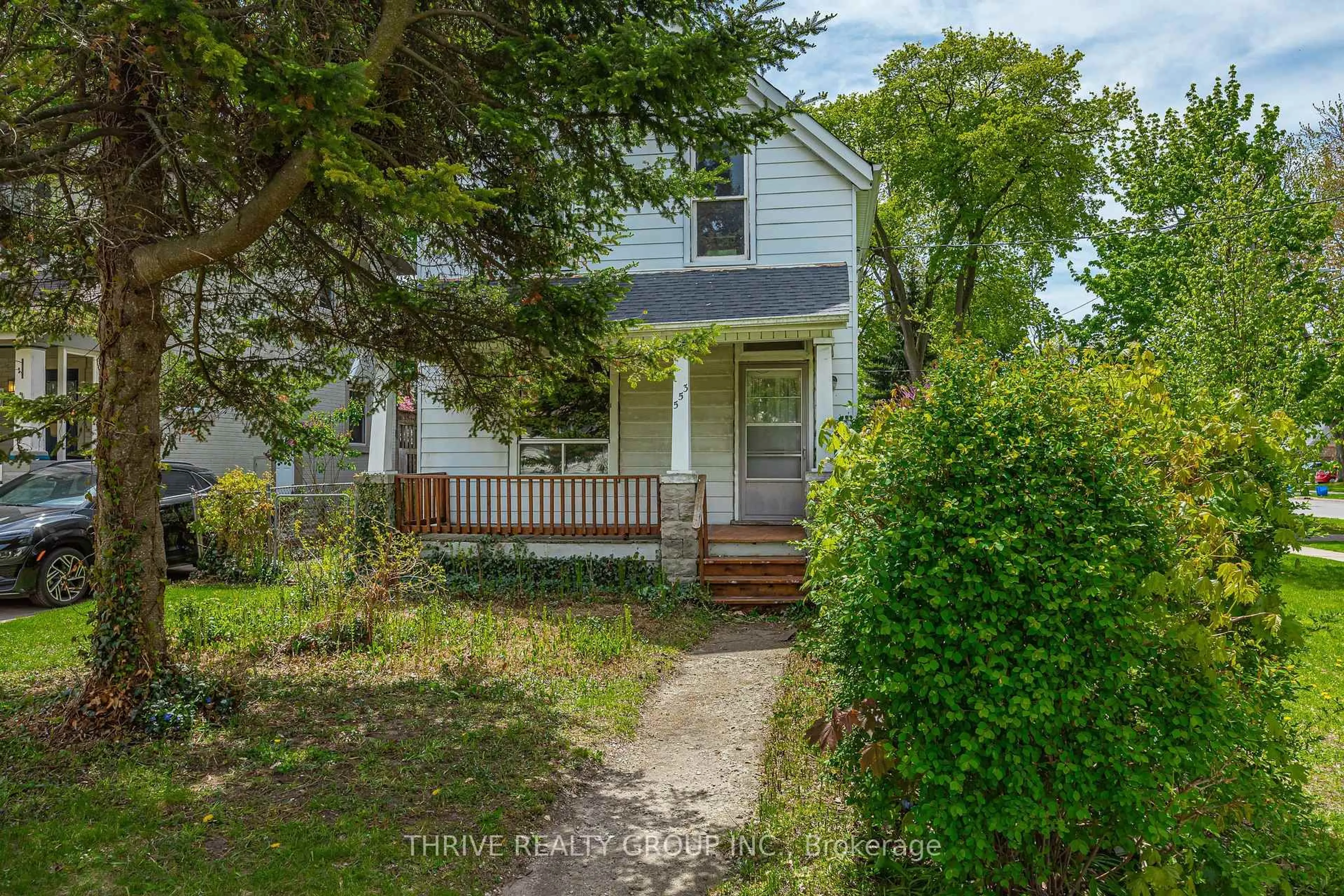 A pic from outside/outdoor area/front of a property/back of a property/a pic from drone, street for 553 Piccadilly St, London East Ontario N5Y 3G9