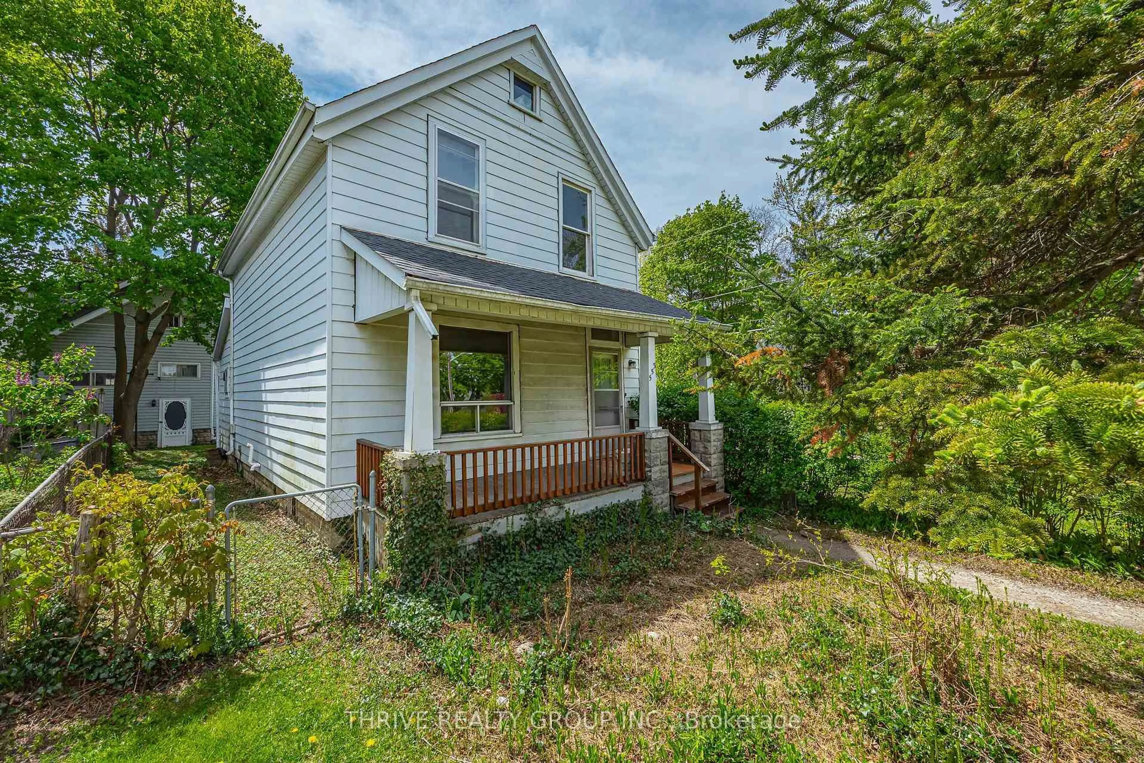 A pic from outside/outdoor area/front of a property/back of a property/a pic from drone, street for 553 Piccadilly St, London East Ontario N5Y 3G9
