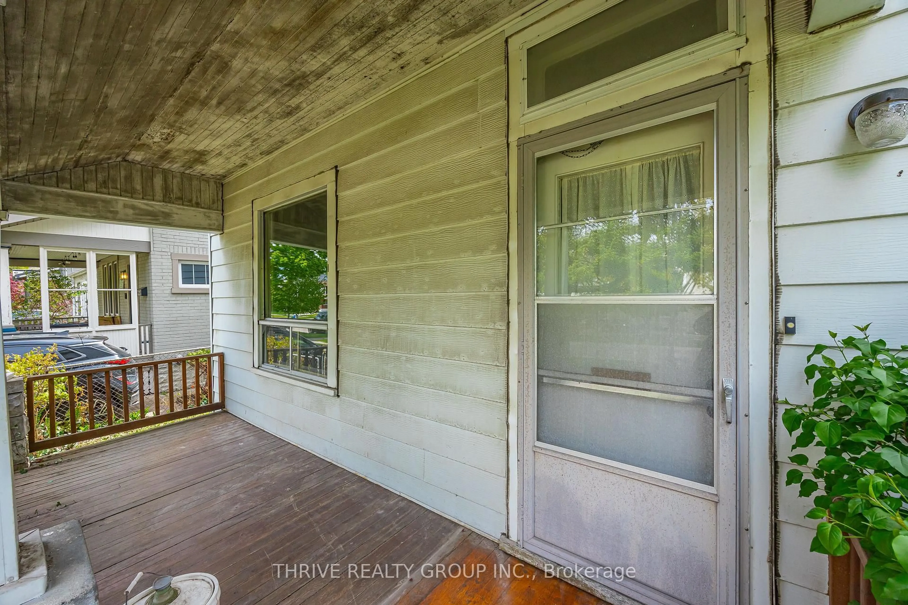 Indoor entryway for 553 Piccadilly St, London East Ontario N5Y 3G9