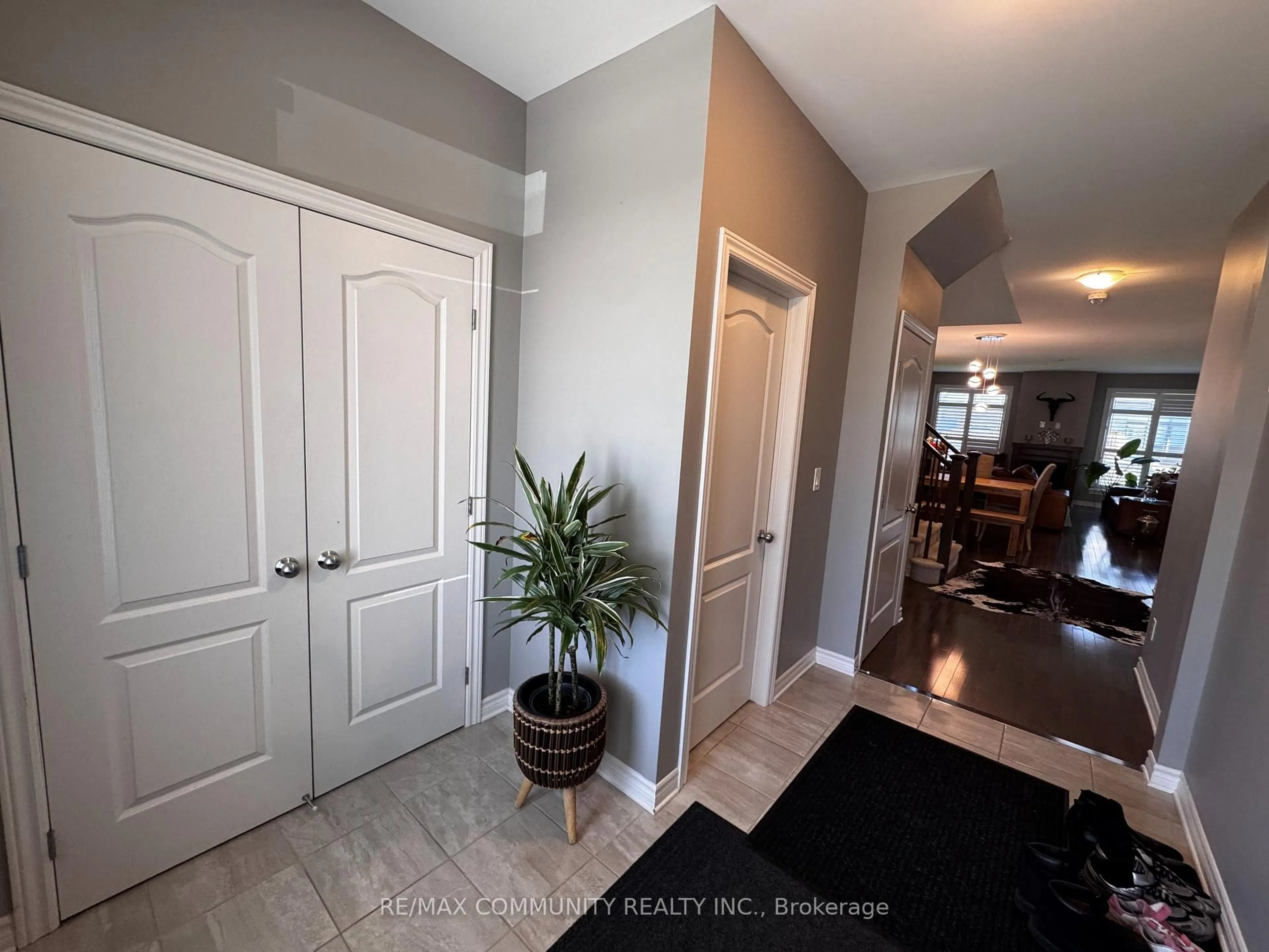 Indoor entryway for 1098 Woodhaven Dr, Kingston Ontario K7P 0R7