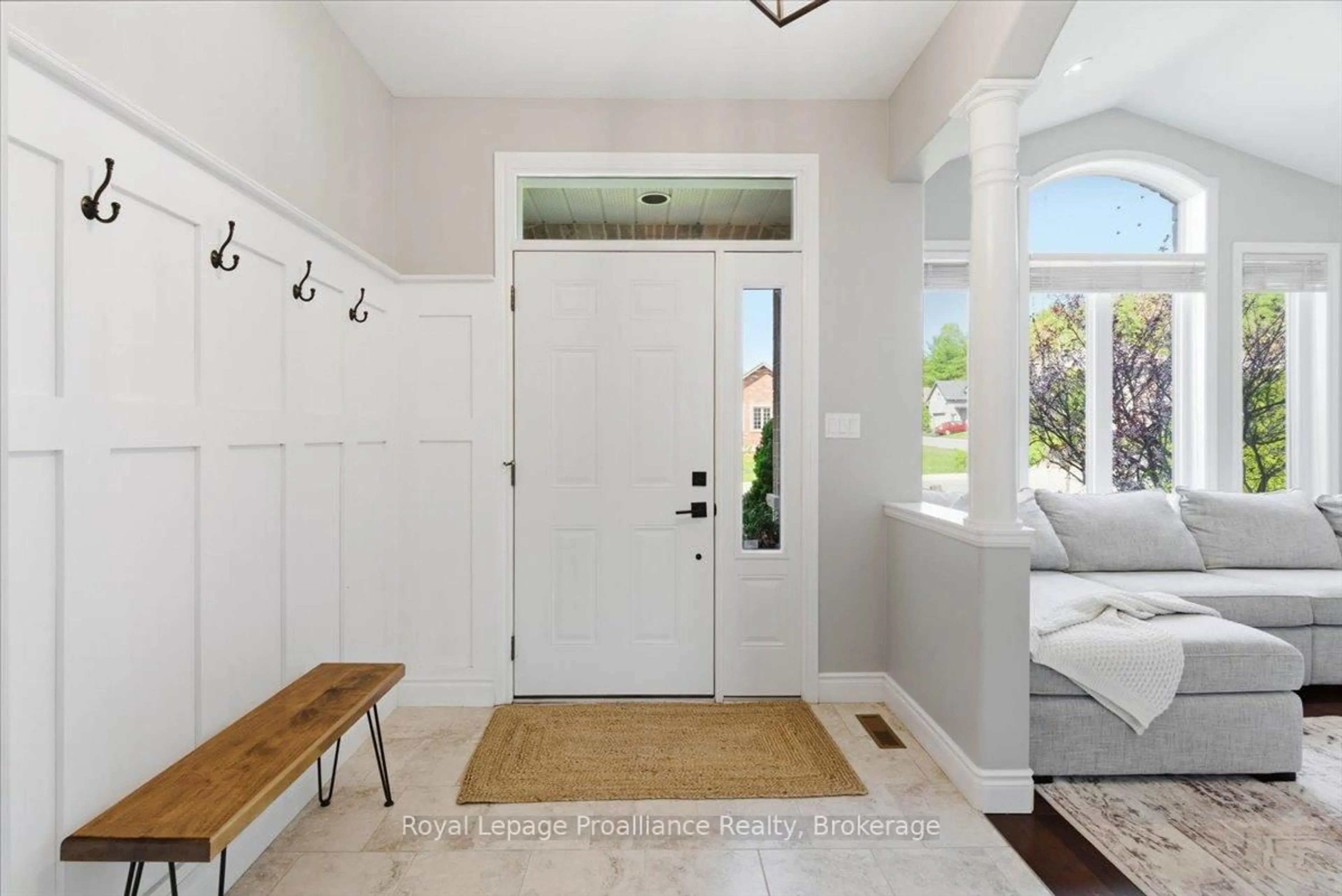 Indoor entryway for 109 Pinnacle St, Brighton Ontario K0K 1H0