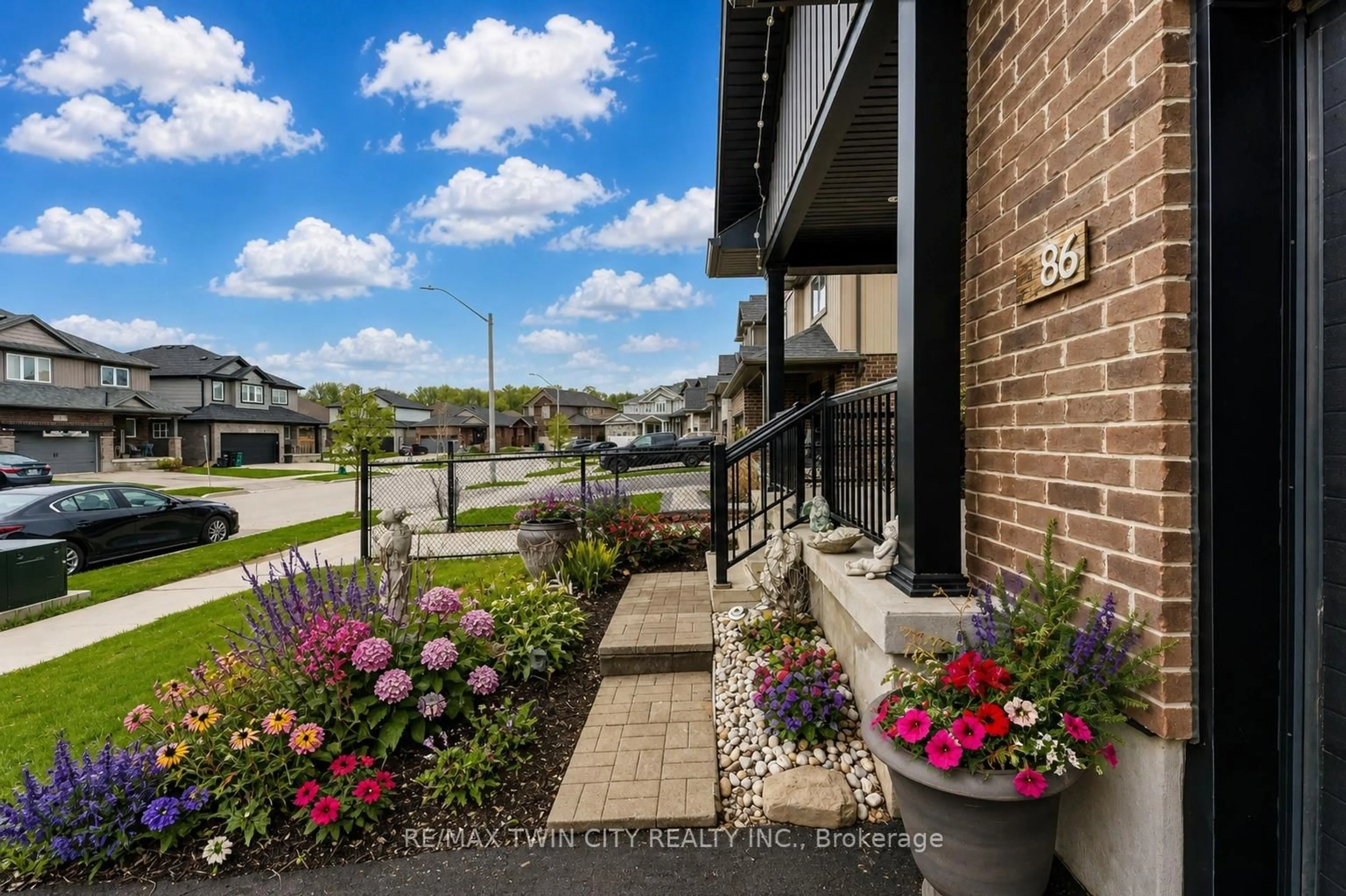 Patio, street for 86 Woodberry Cres, Kitchener Ontario N3B 0C8