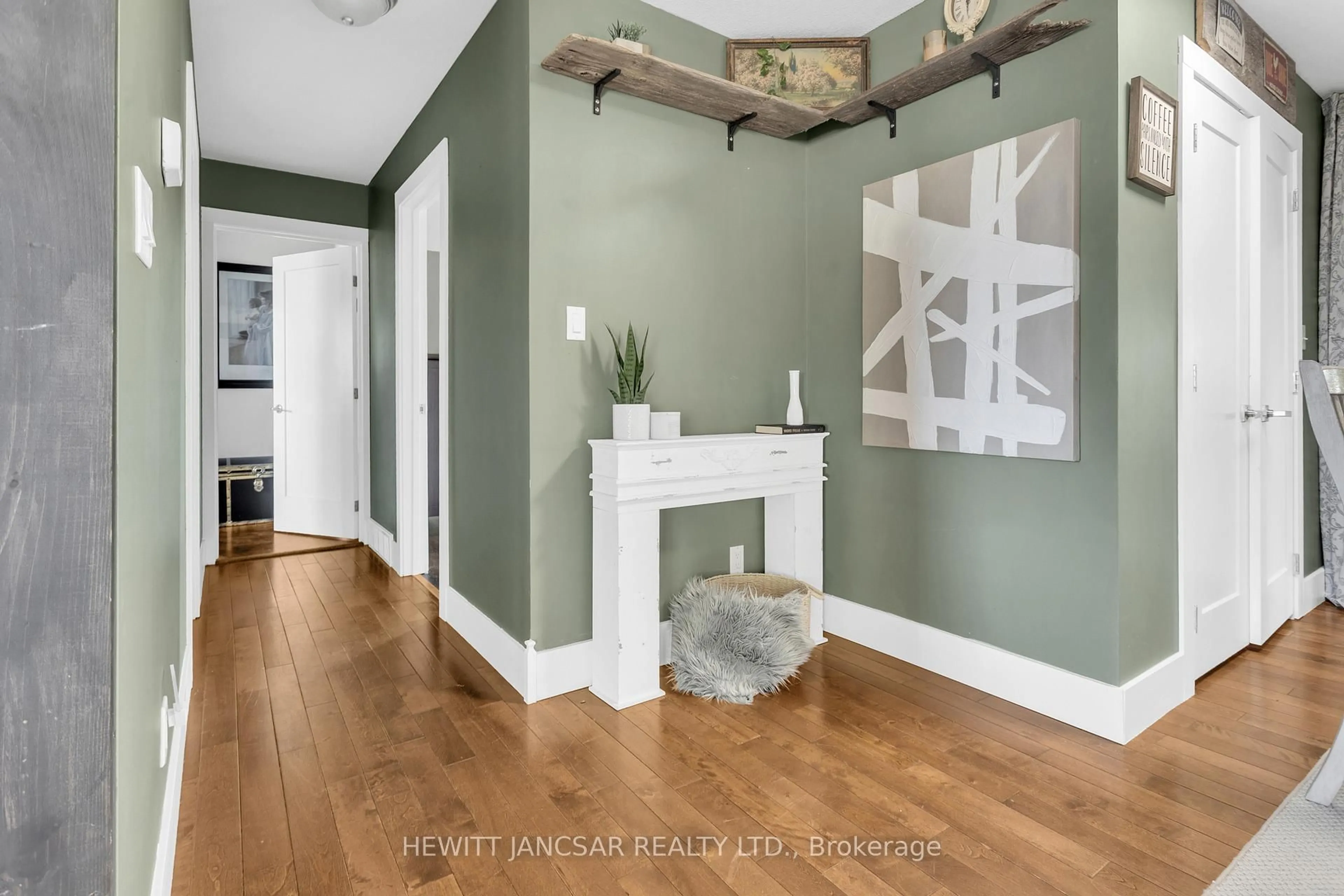 Indoor entryway for 2373 Hazen Rd, Norfolk Ontario N0E 1G0