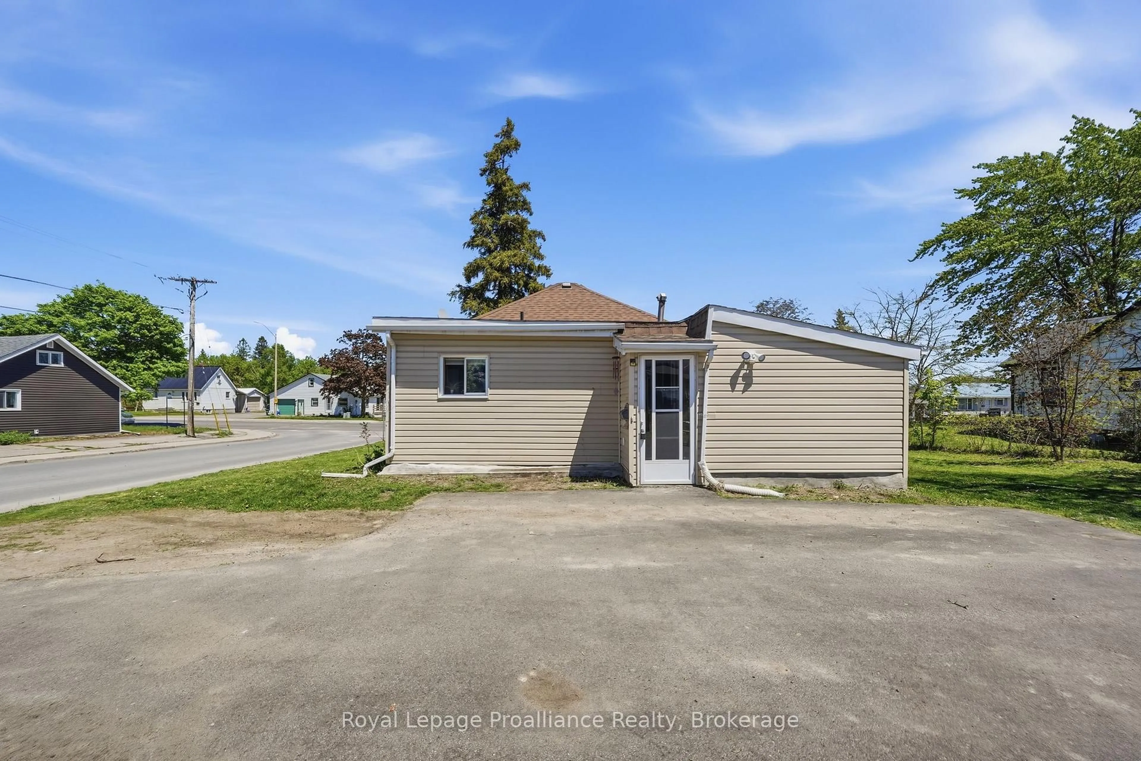 A pic from outside/outdoor area/front of a property/back of a property/a pic from drone, street for 252 Sidney St, Quinte West Ontario K8V 2T4