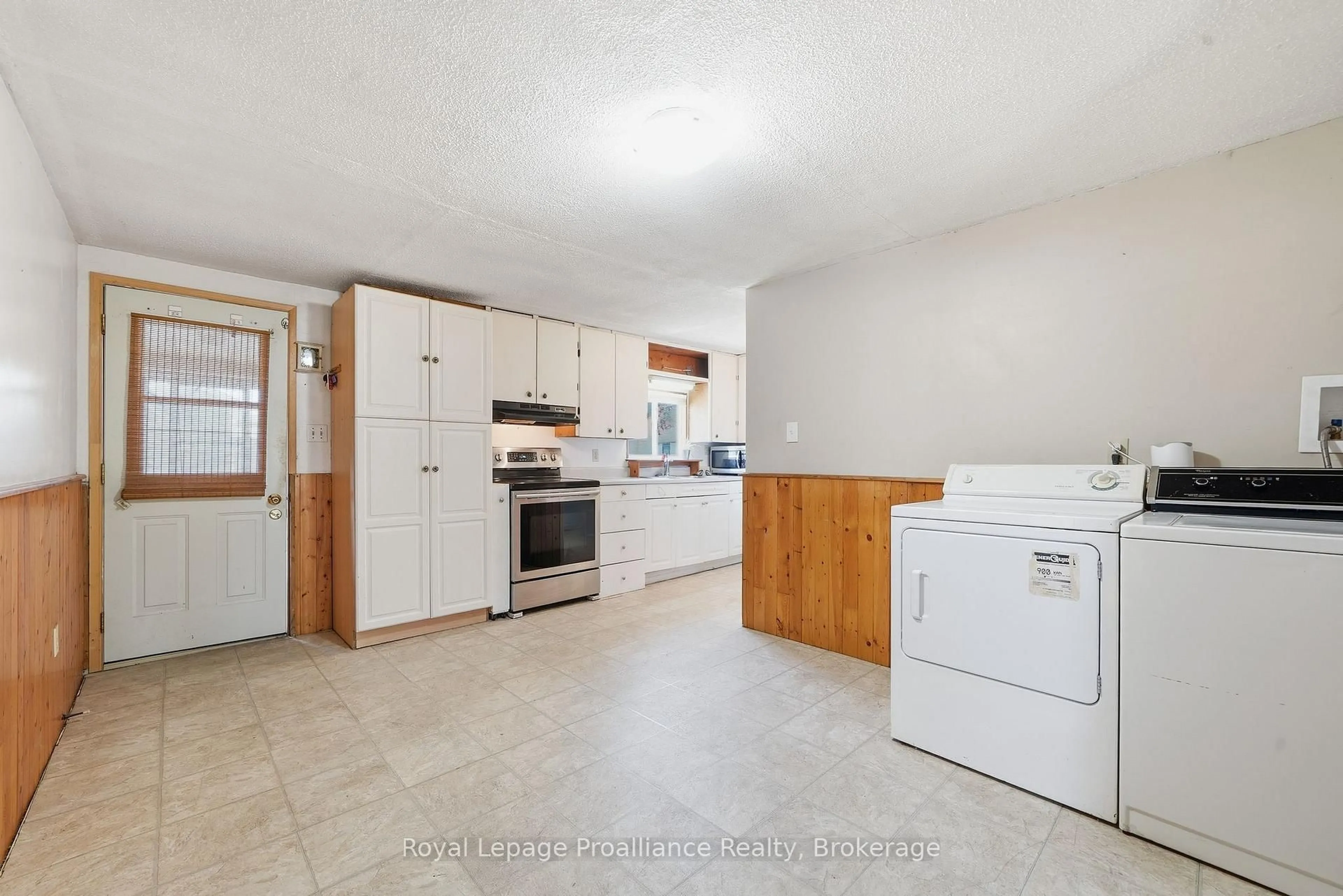Standard kitchen, ceramic/tile floor for 252 Sidney St, Quinte West Ontario K8V 2T4