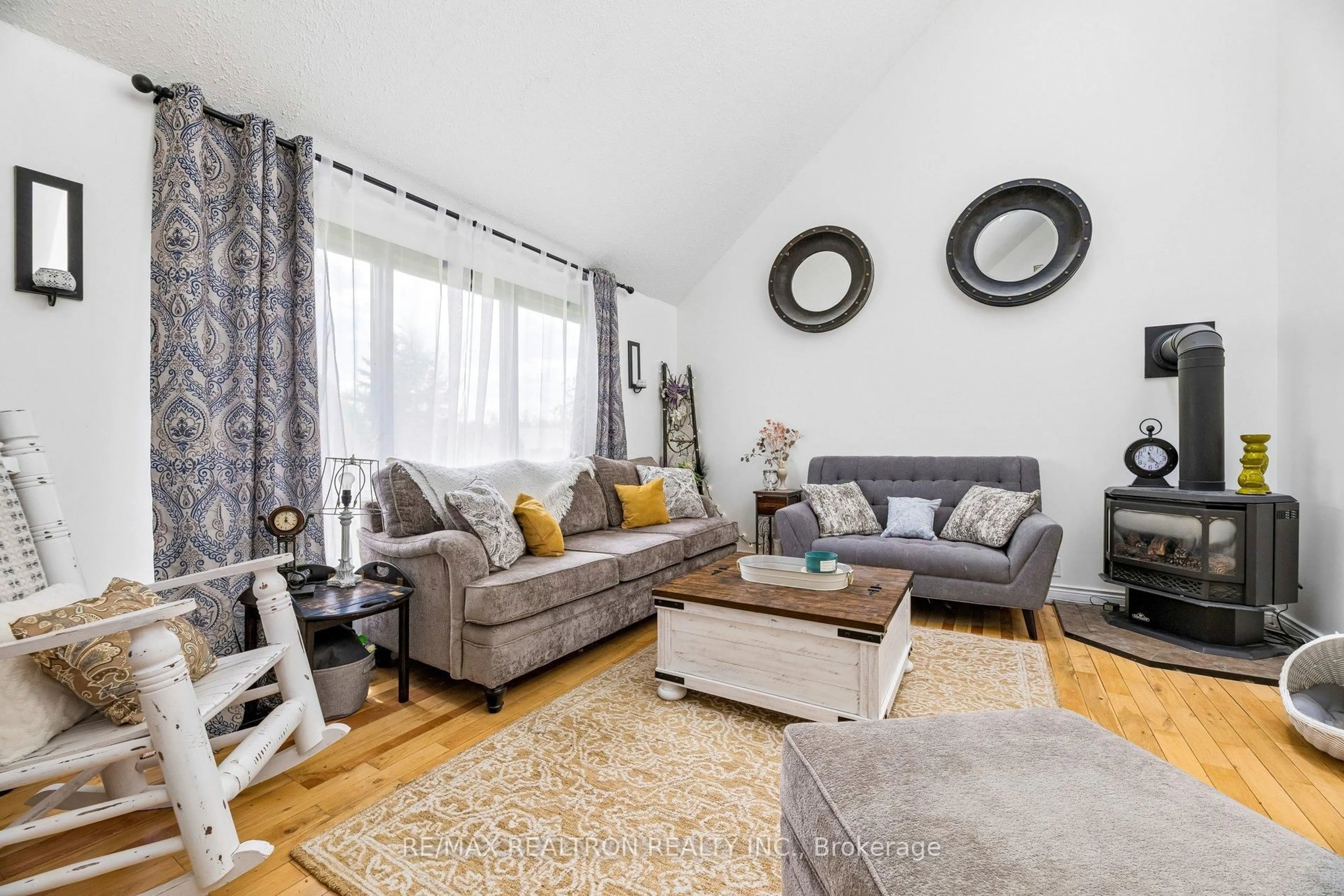 Living room with furniture, unknown for 152 Settlers Rd, Kawartha Lakes Ontario K0L 2X0