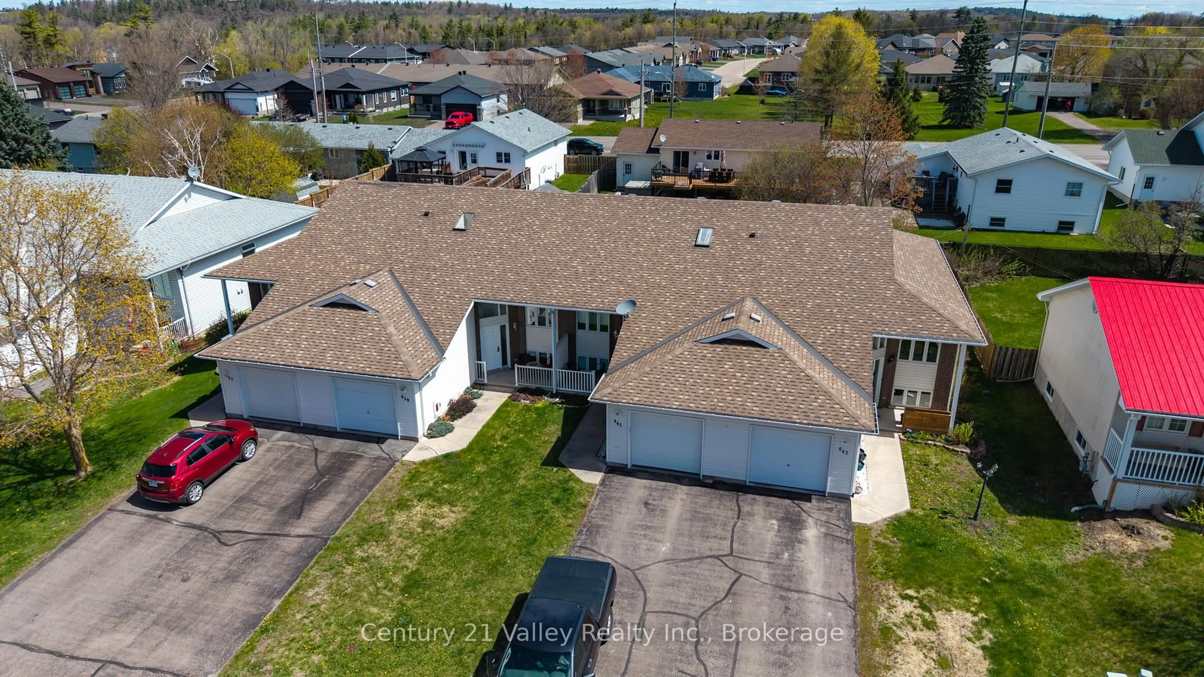 A pic from outside/outdoor area/front of a property/back of a property/a pic from drone, street for 439 Mayhew St, Renfrew Ontario K7V 4L4