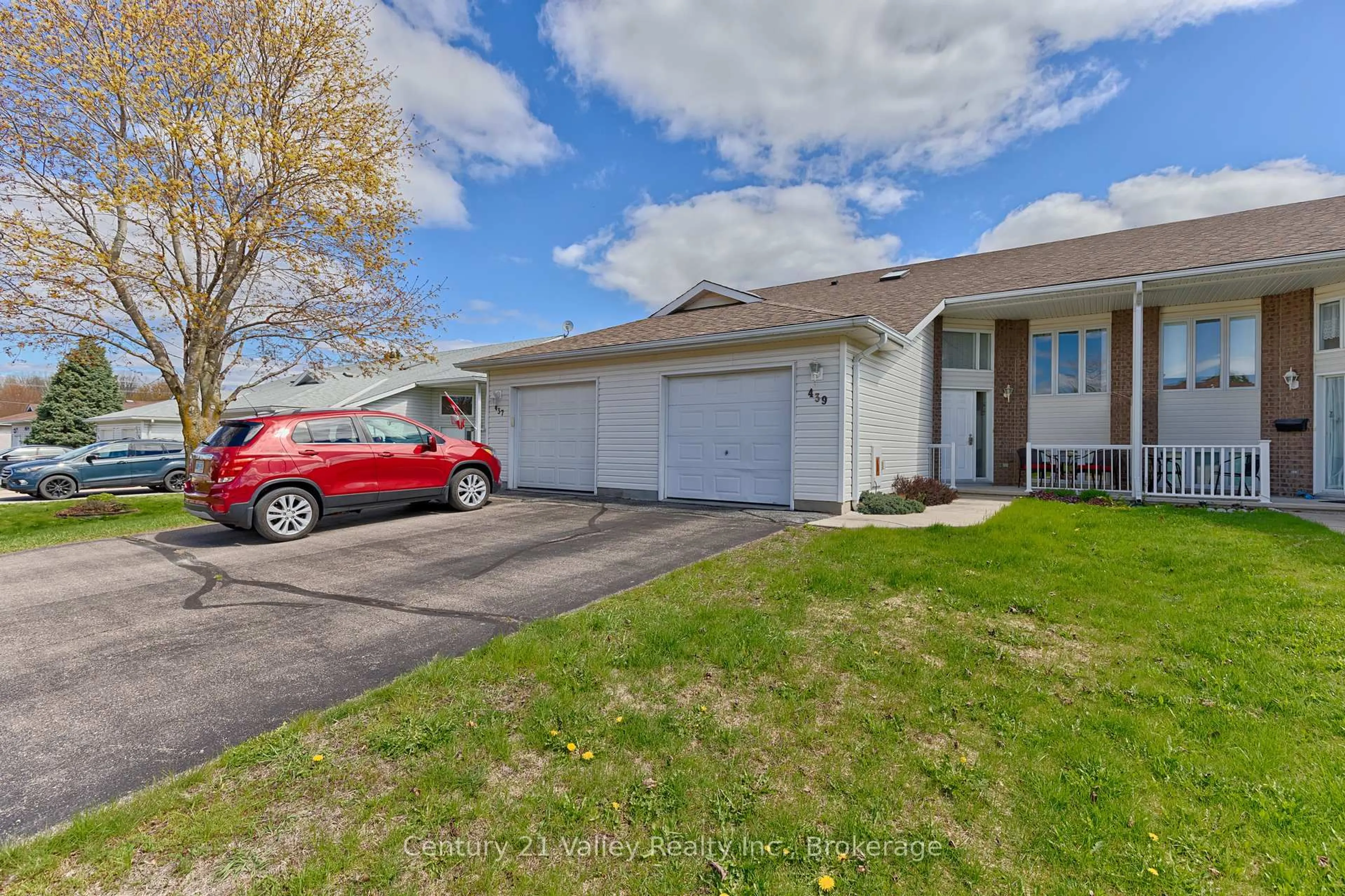 A pic from outside/outdoor area/front of a property/back of a property/a pic from drone, street for 439 Mayhew St, Renfrew Ontario K7V 4L4