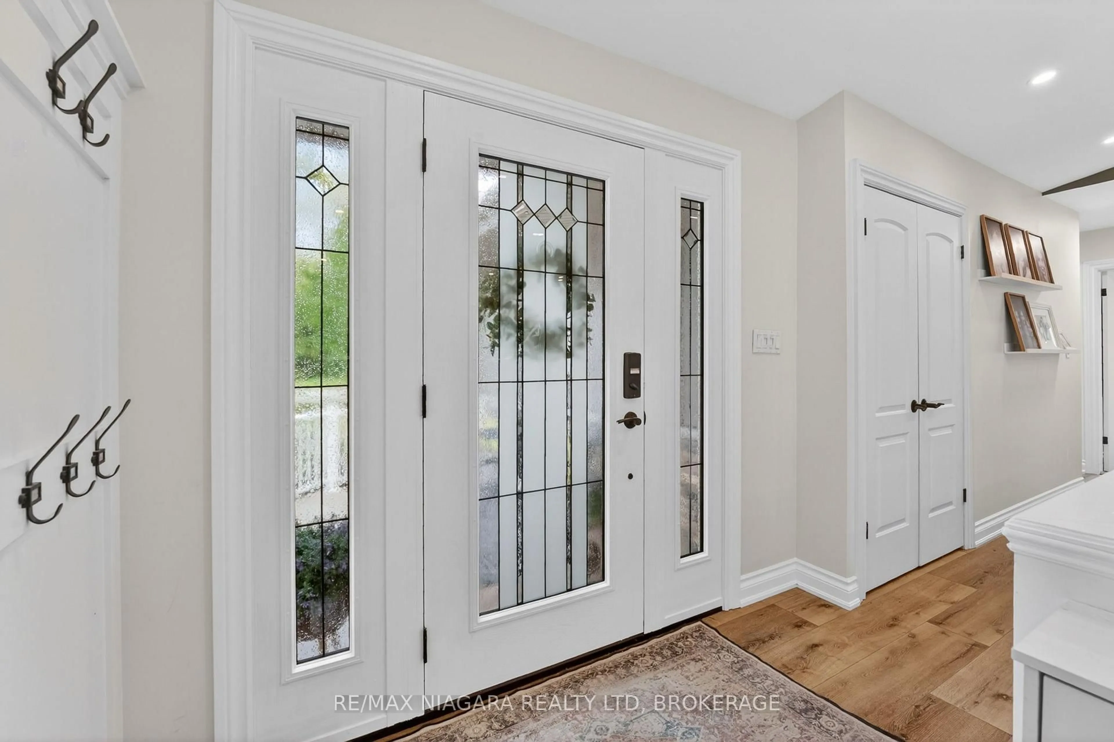 Indoor entryway for 15 Cross Hill Rd, Pelham Ontario L3E 0J3