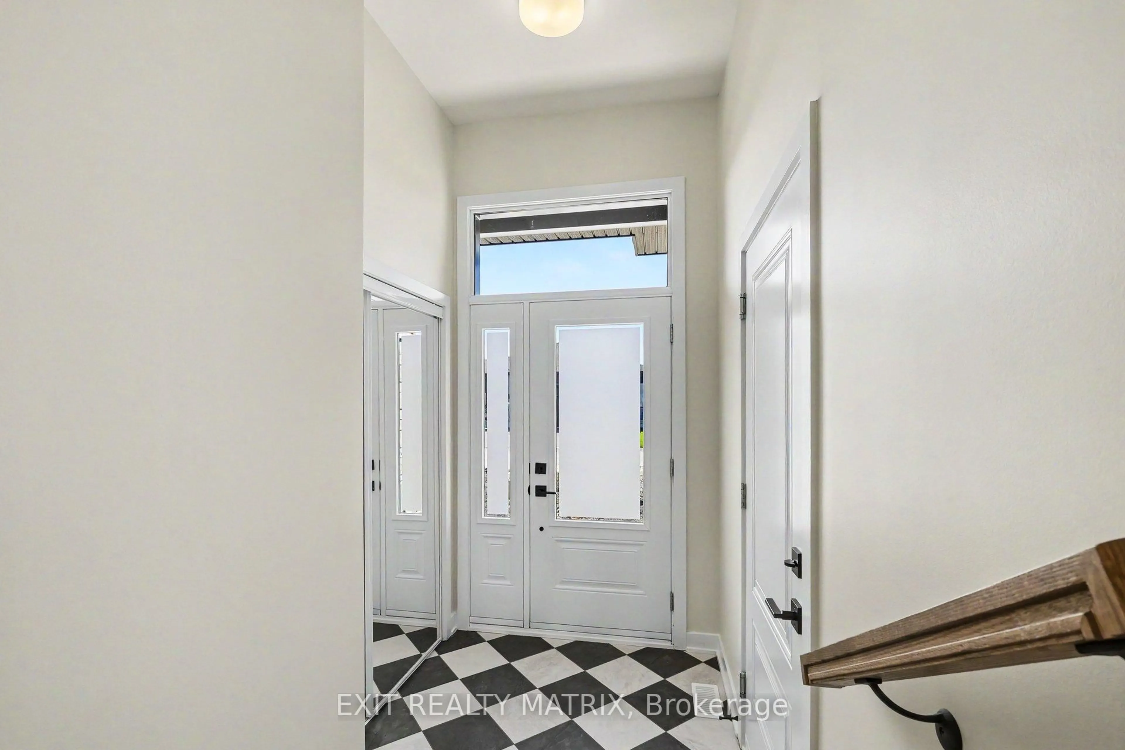 Indoor entryway for 533 Regina St, Russell Ontario K0A 1W0