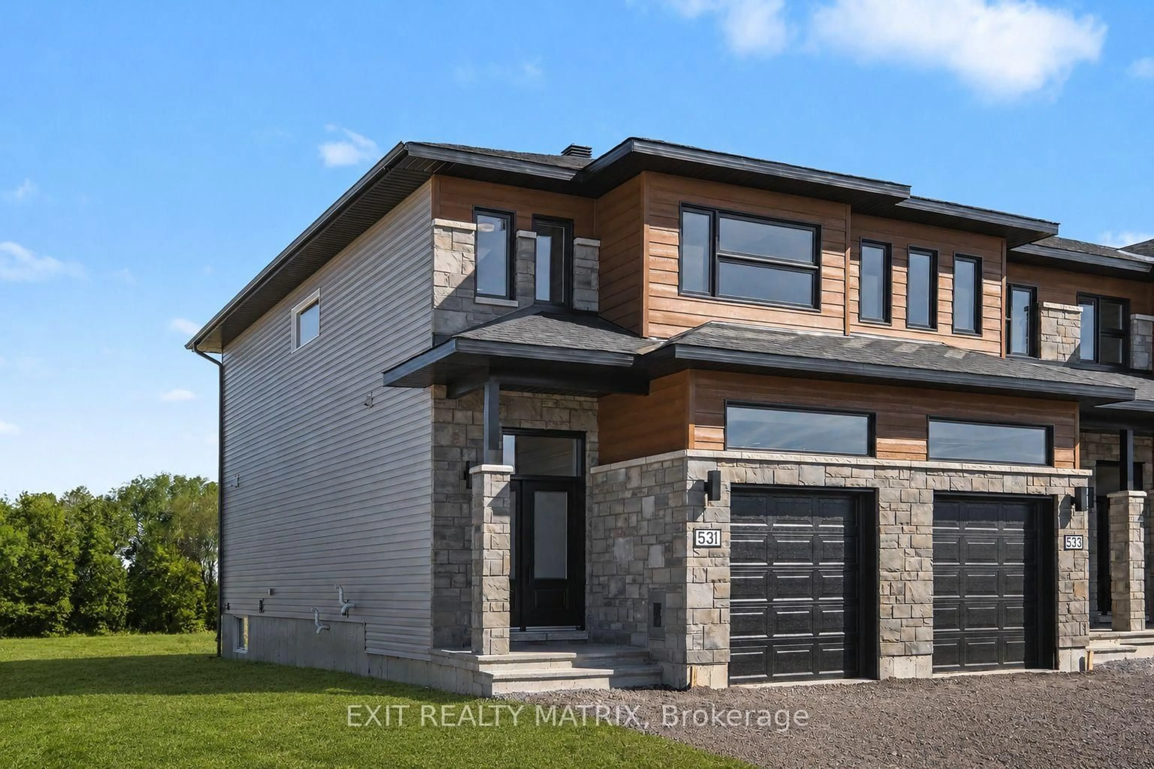 Home with brick exterior material, street for 531 Regina St, Russell Ontario K0A 1W0