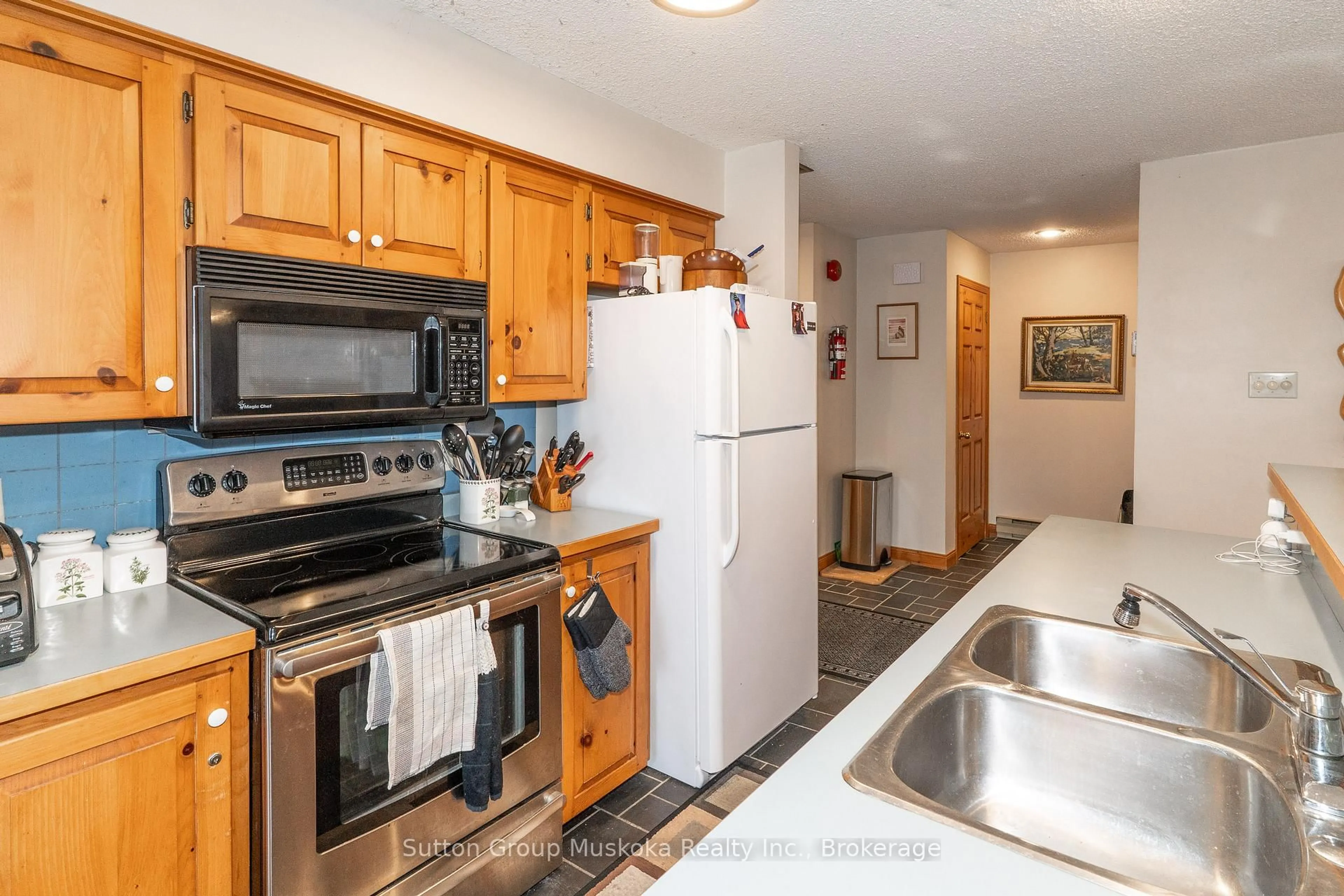 Standard kitchen, unknown for 22-102 Oakridge - Deerhurst Resort Dr, Huntsville Ontario P1H 2E8