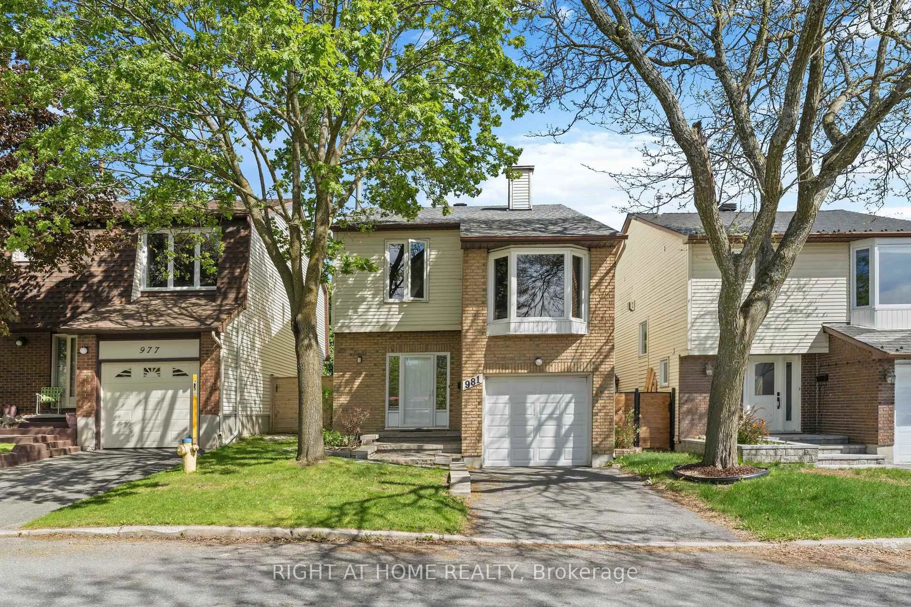 Home with brick exterior material, street for 981 Barwell Ave, Ottawa Ontario K2B 8H4