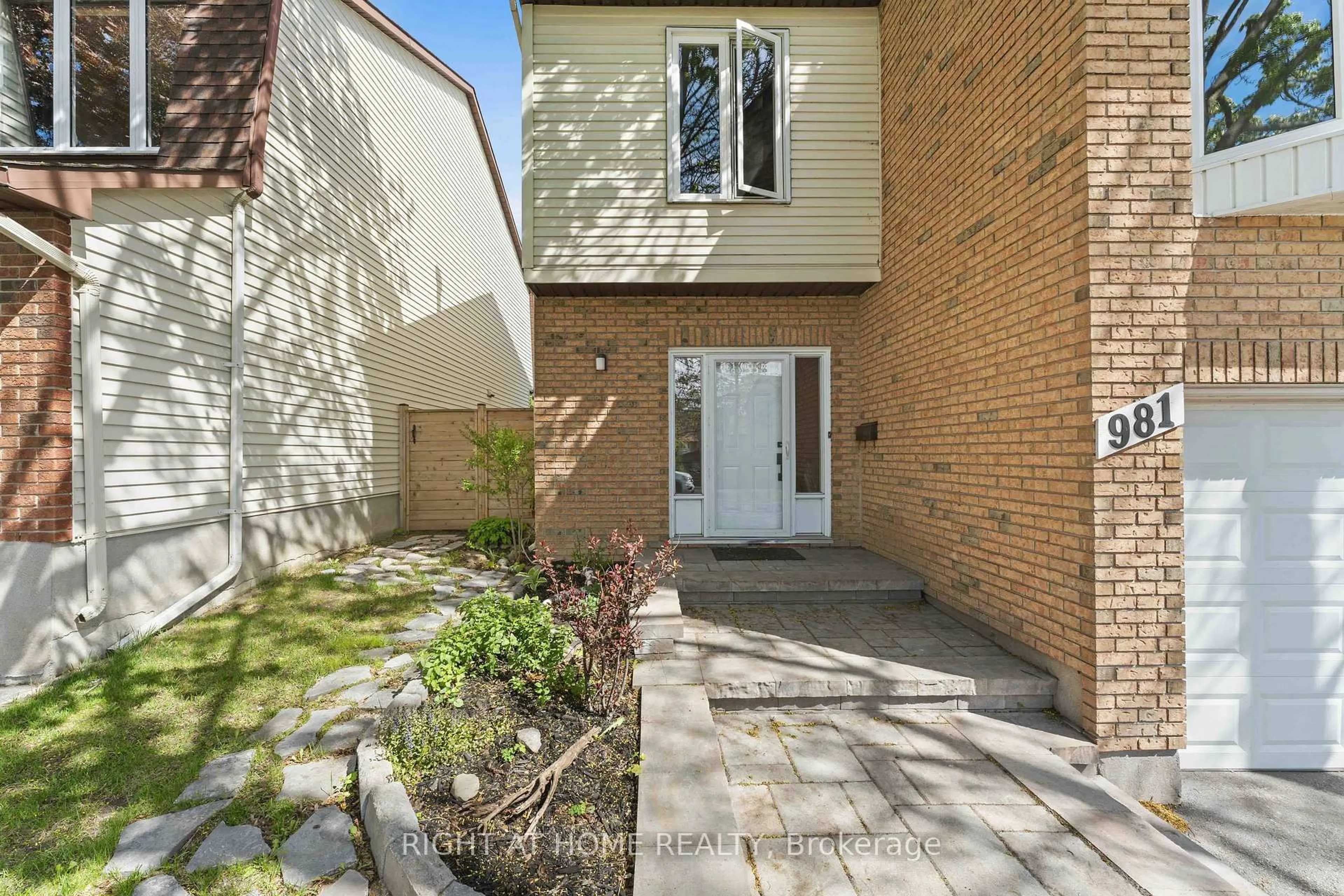 Unknown for 981 Barwell Ave, Ottawa Ontario K2B 8H4