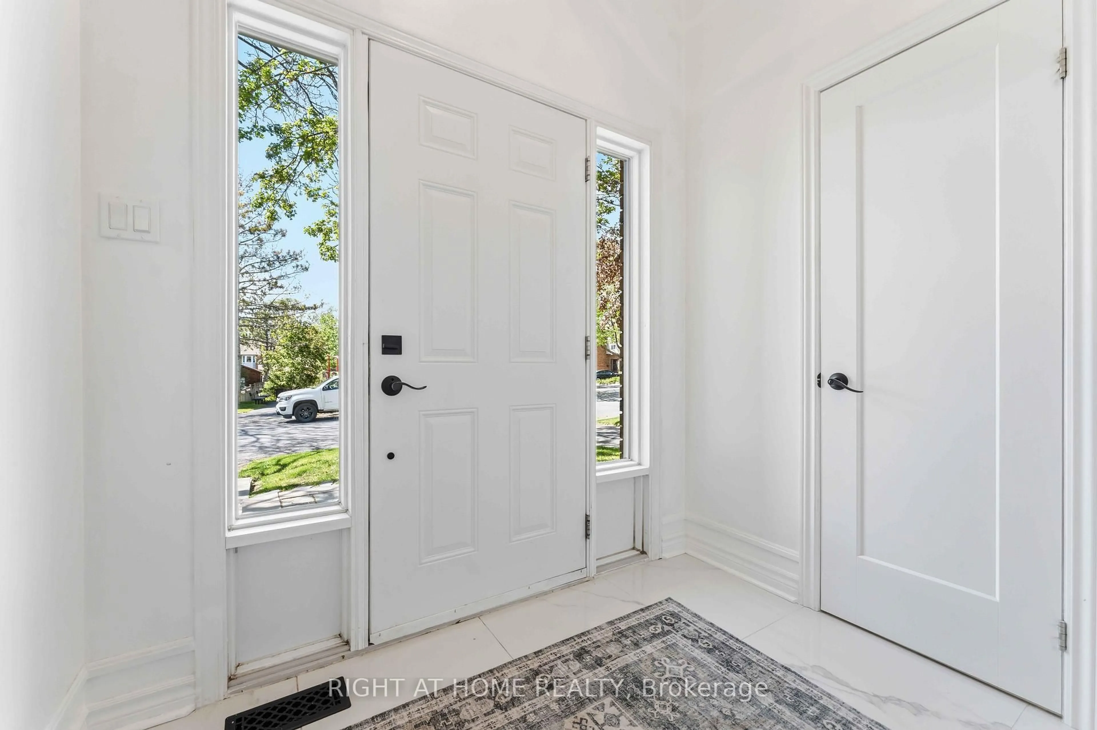 Indoor entryway for 981 Barwell Ave, Ottawa Ontario K2B 8H4