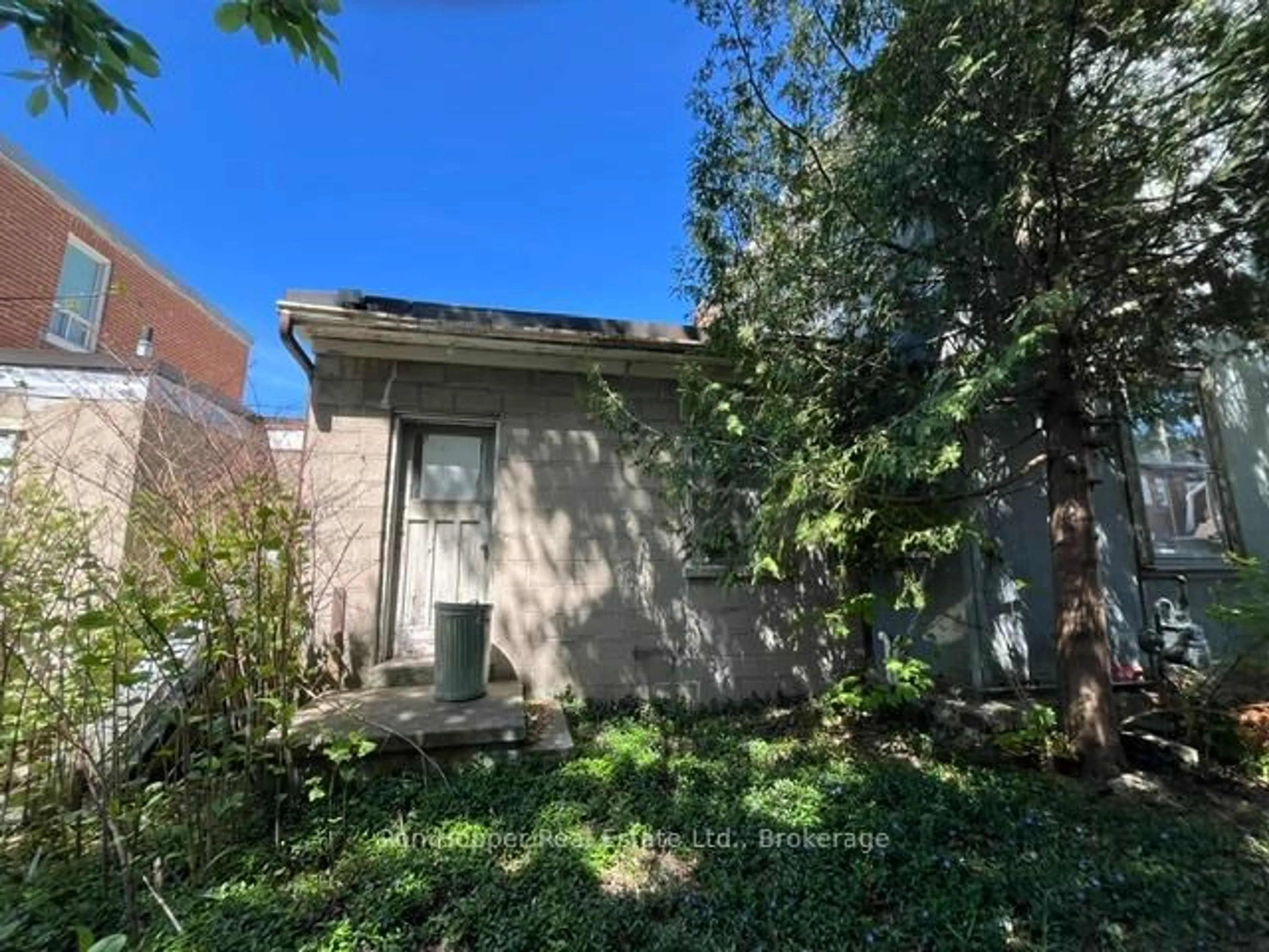 A pic from outside/outdoor area/front of a property/back of a property/a pic from drone, street for 1086 3rd Ave, Owen Sound Ontario N4K 2L2