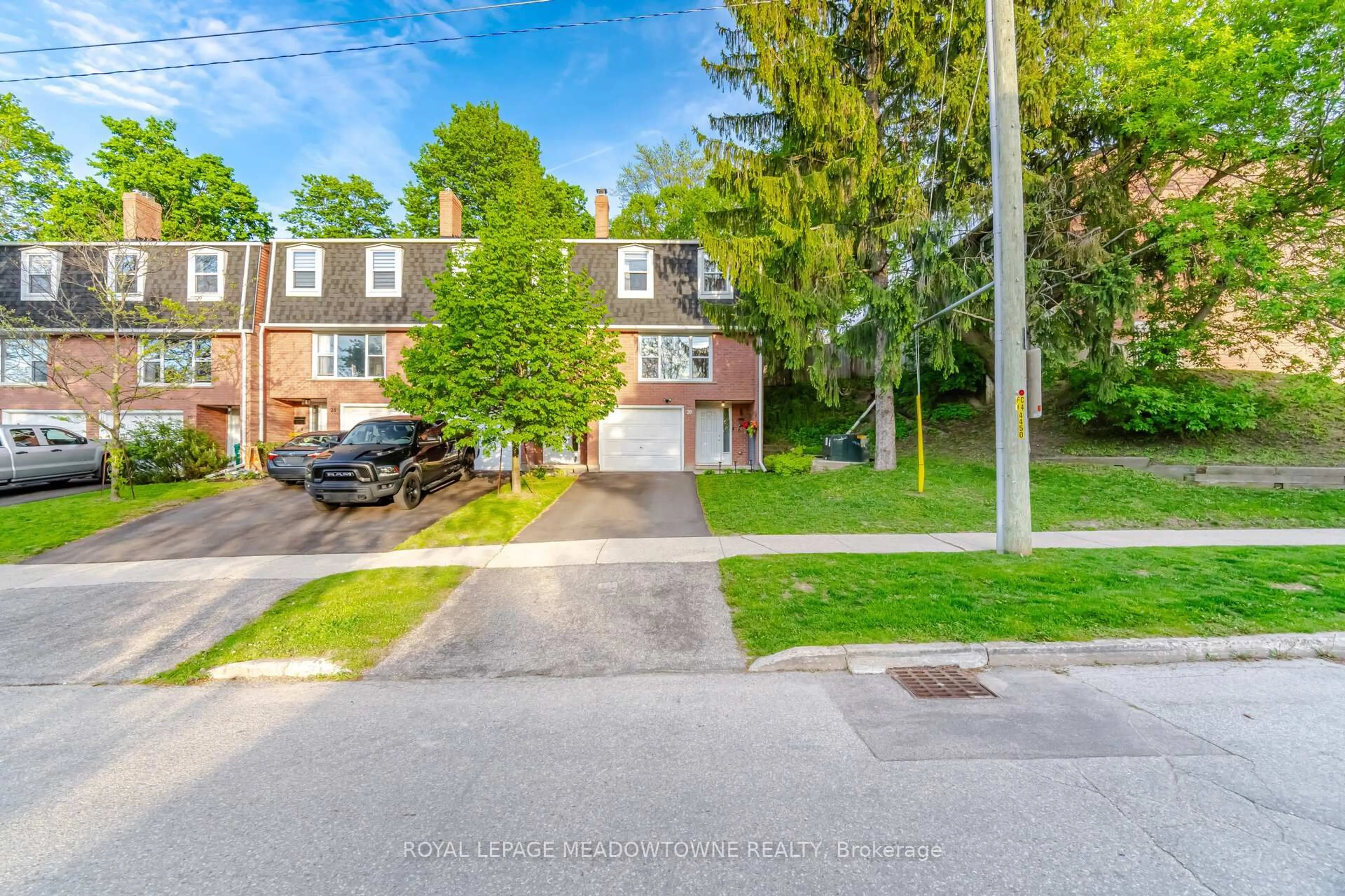 A pic from outside/outdoor area/front of a property/back of a property/a pic from drone, street for 100 Bluevale St #26, Waterloo Ontario N2J 4M9