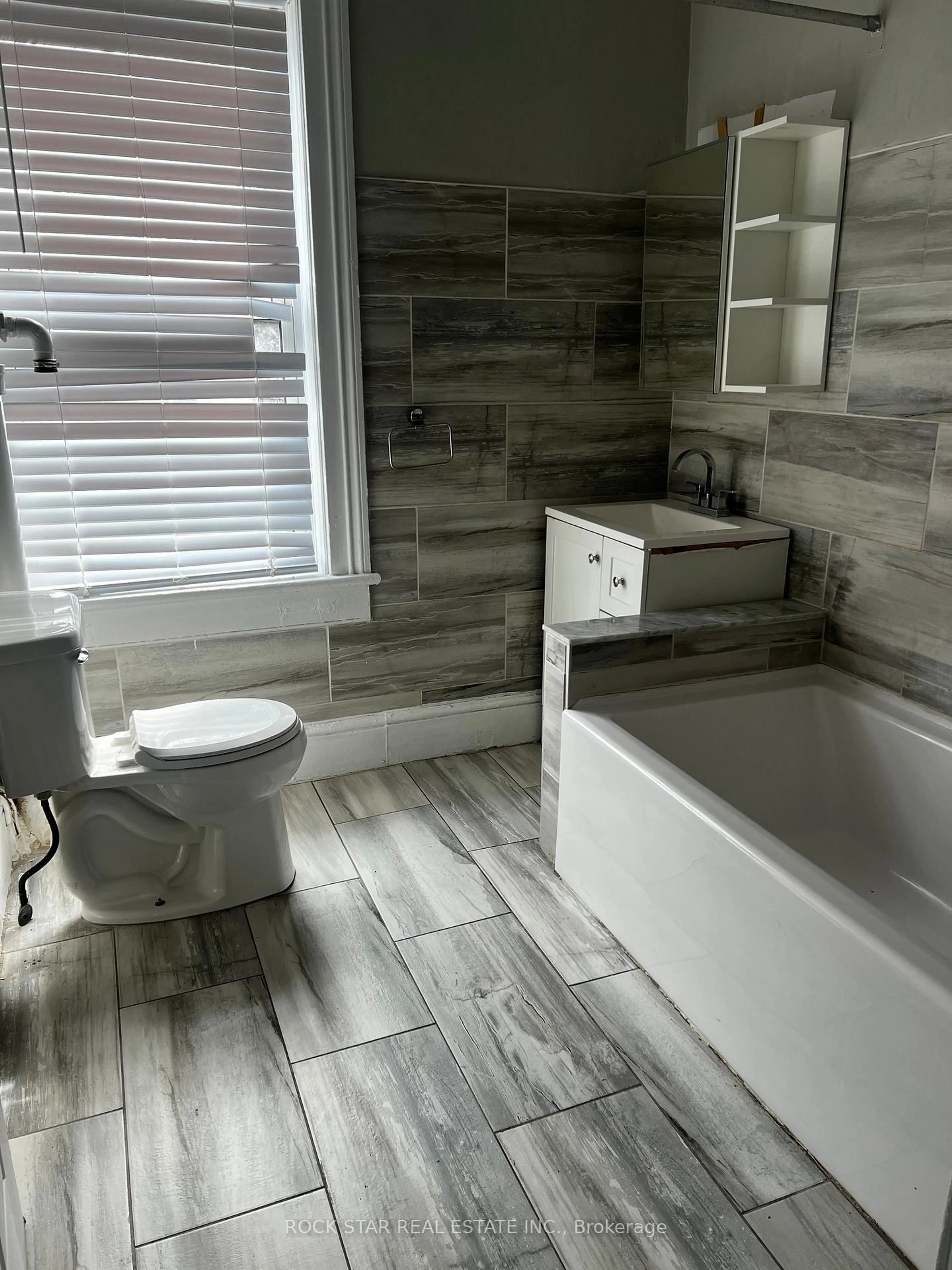 Contemporary bathroom, ceramic/tile floor for 103 West St, Brantford Ontario N3T 3E9