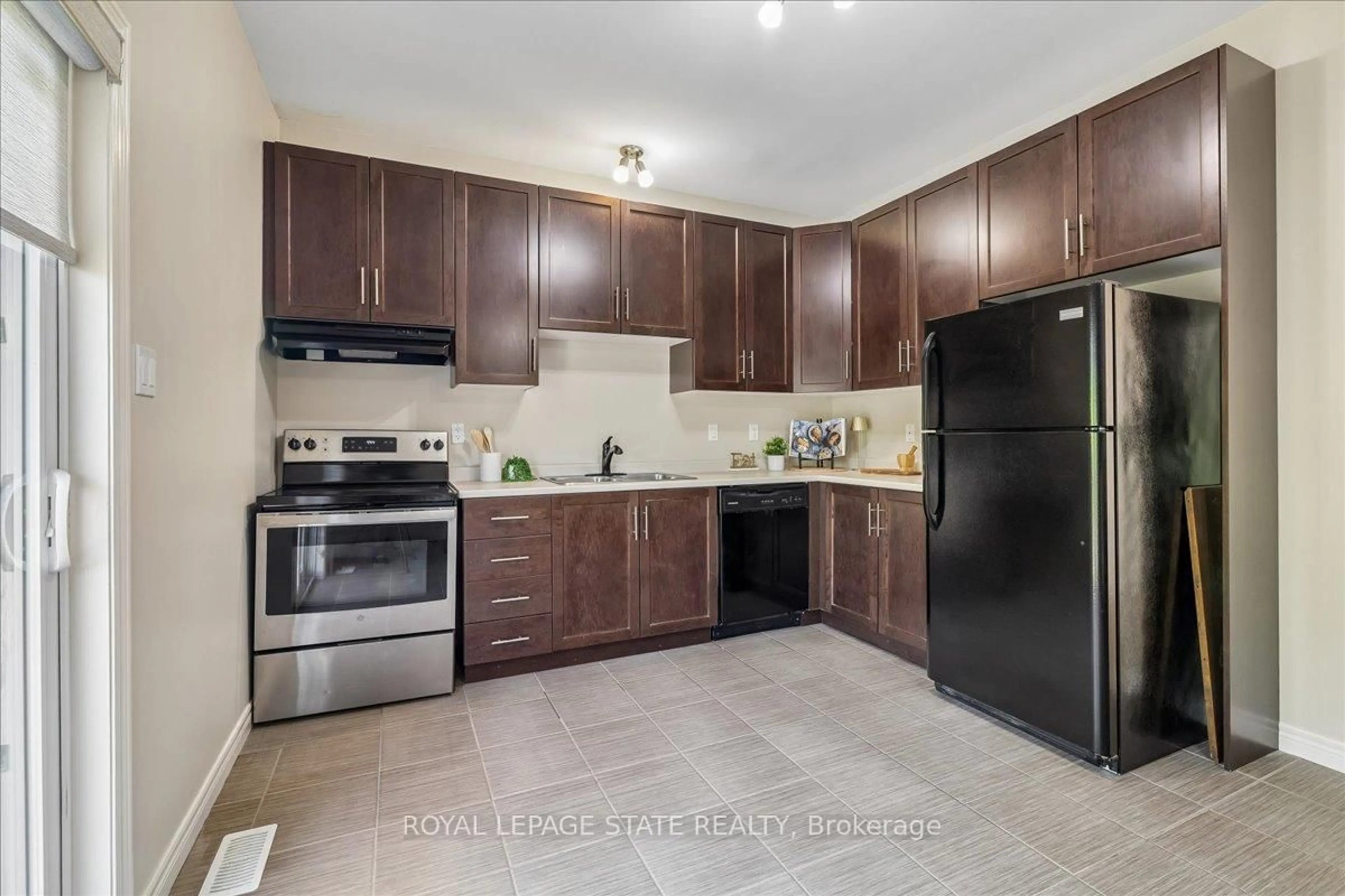 Standard kitchen, ceramic/tile floor for 11 Stockbridge Gdns #25, Hamilton Ontario L8J 0H5