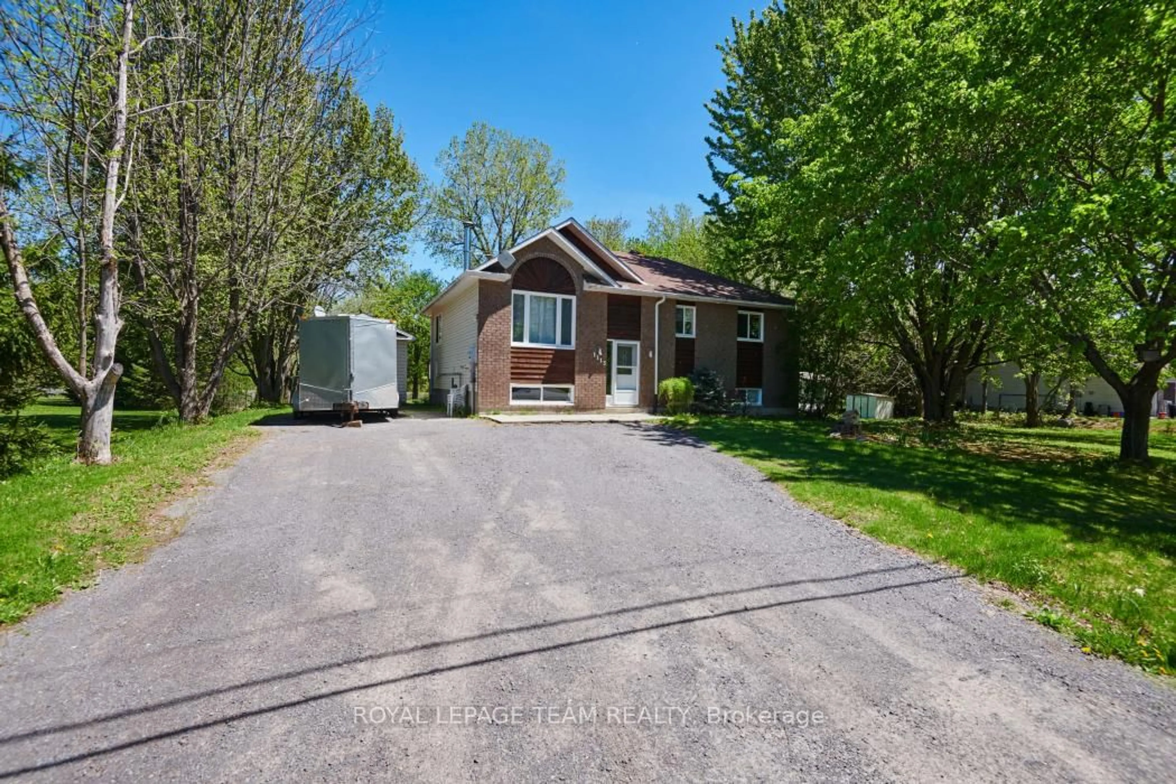 A pic from outside/outdoor area/front of a property/back of a property/a pic from drone, street for 1115 Des Cerisiers St, Clarence-Rockland Ontario K4K 1K9
