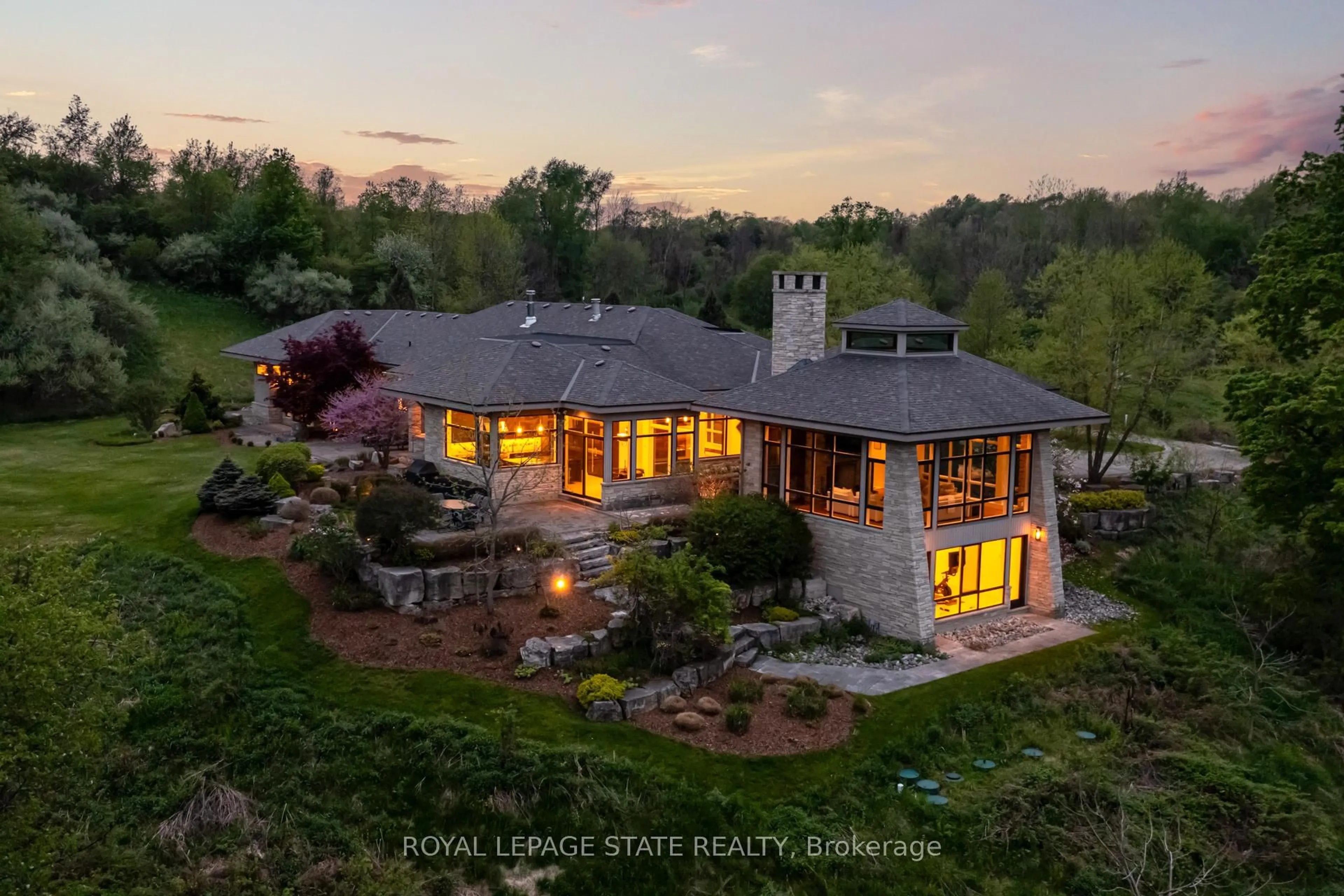 A pic from outside/outdoor area/front of a property/back of a property/a pic from drone, unknown for 1099 Mineral Springs Rd, Hamilton Ontario L9H 5E3