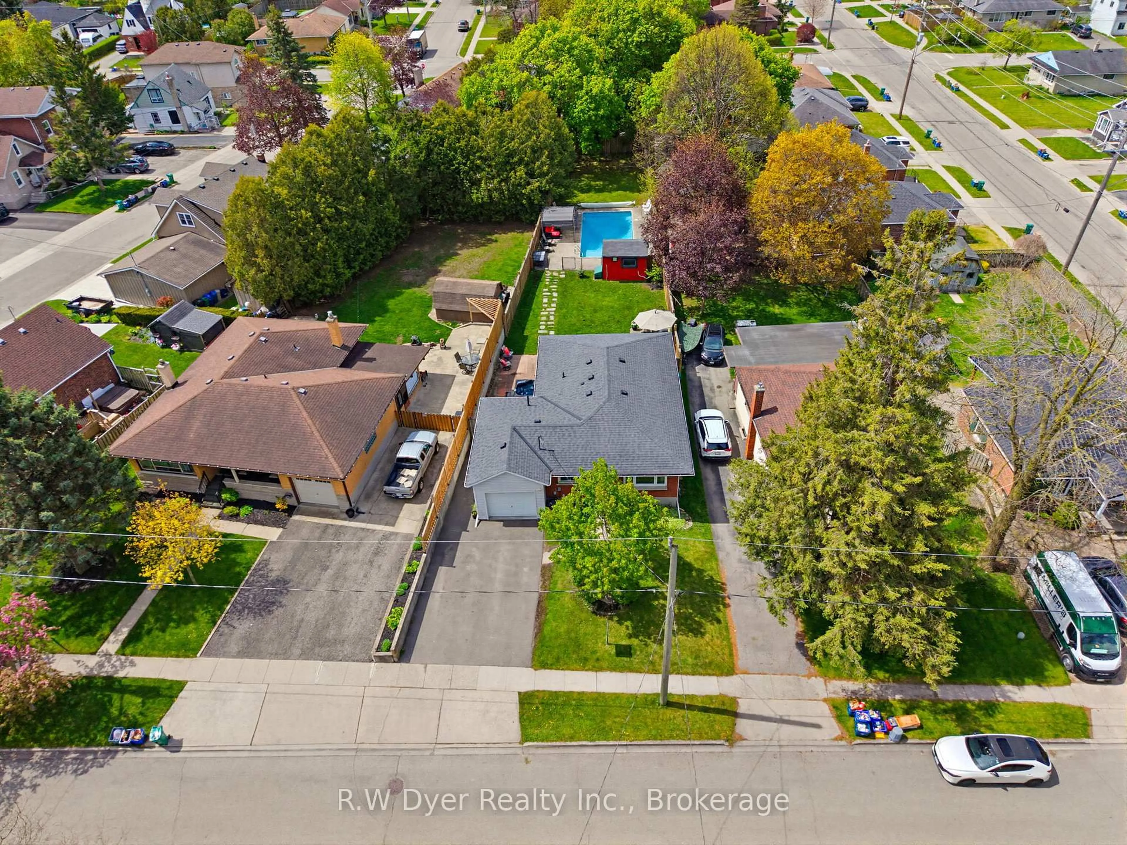 A pic from outside/outdoor area/front of a property/back of a property/a pic from drone, street for 322 MOORE St, Cambridge Ontario N3H 3A7