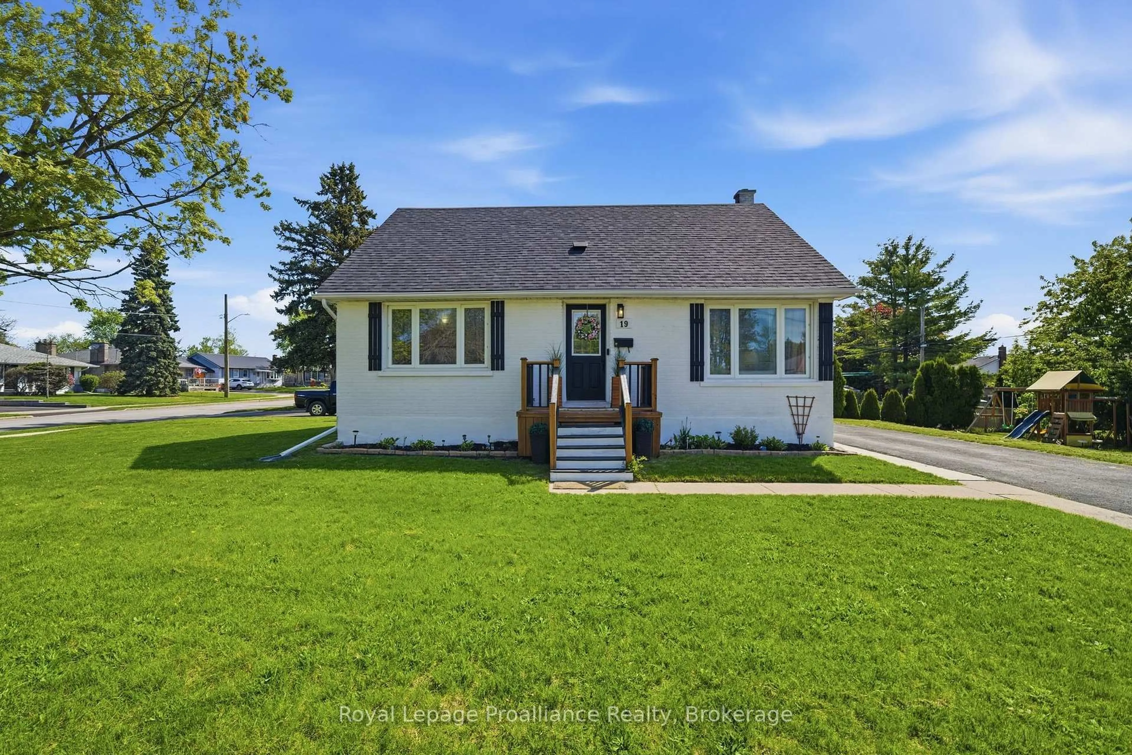Home with vinyl exterior material, unknown for 19 Coleman Dr, Quinte West Ontario K8V 3A5