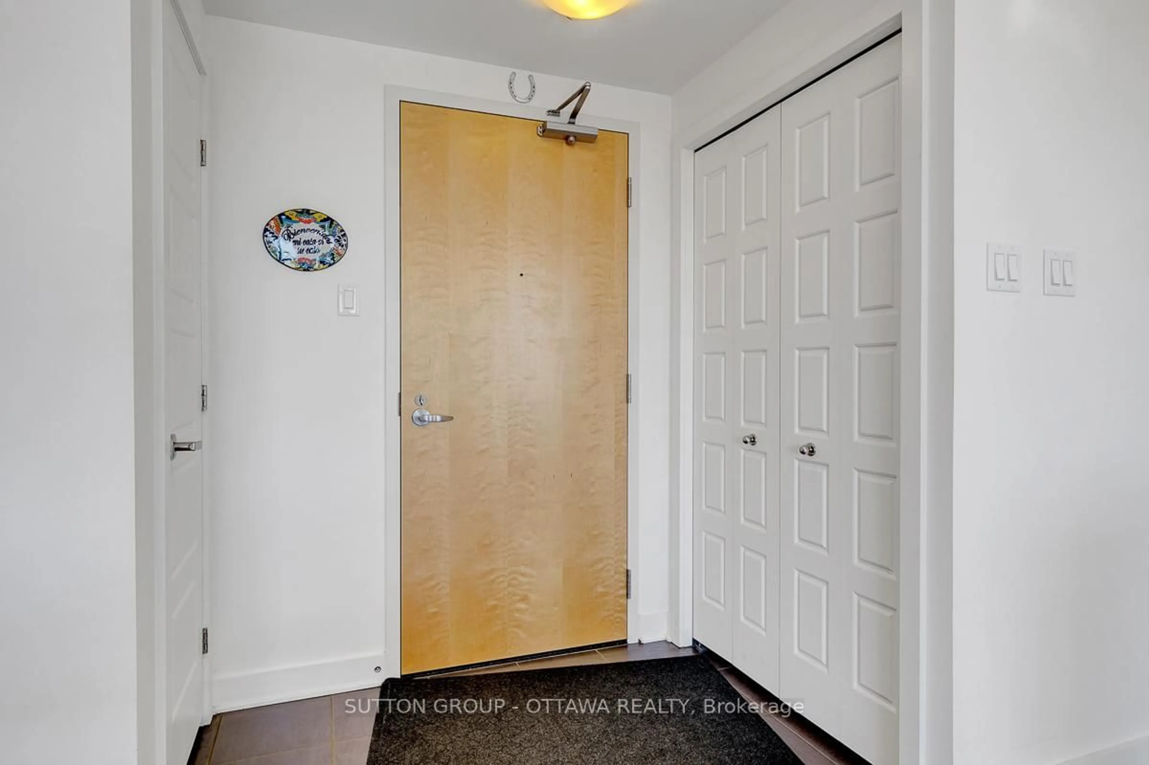 Indoor entryway for 300A Lett St #614, Ottawa Ontario K1R 0B8