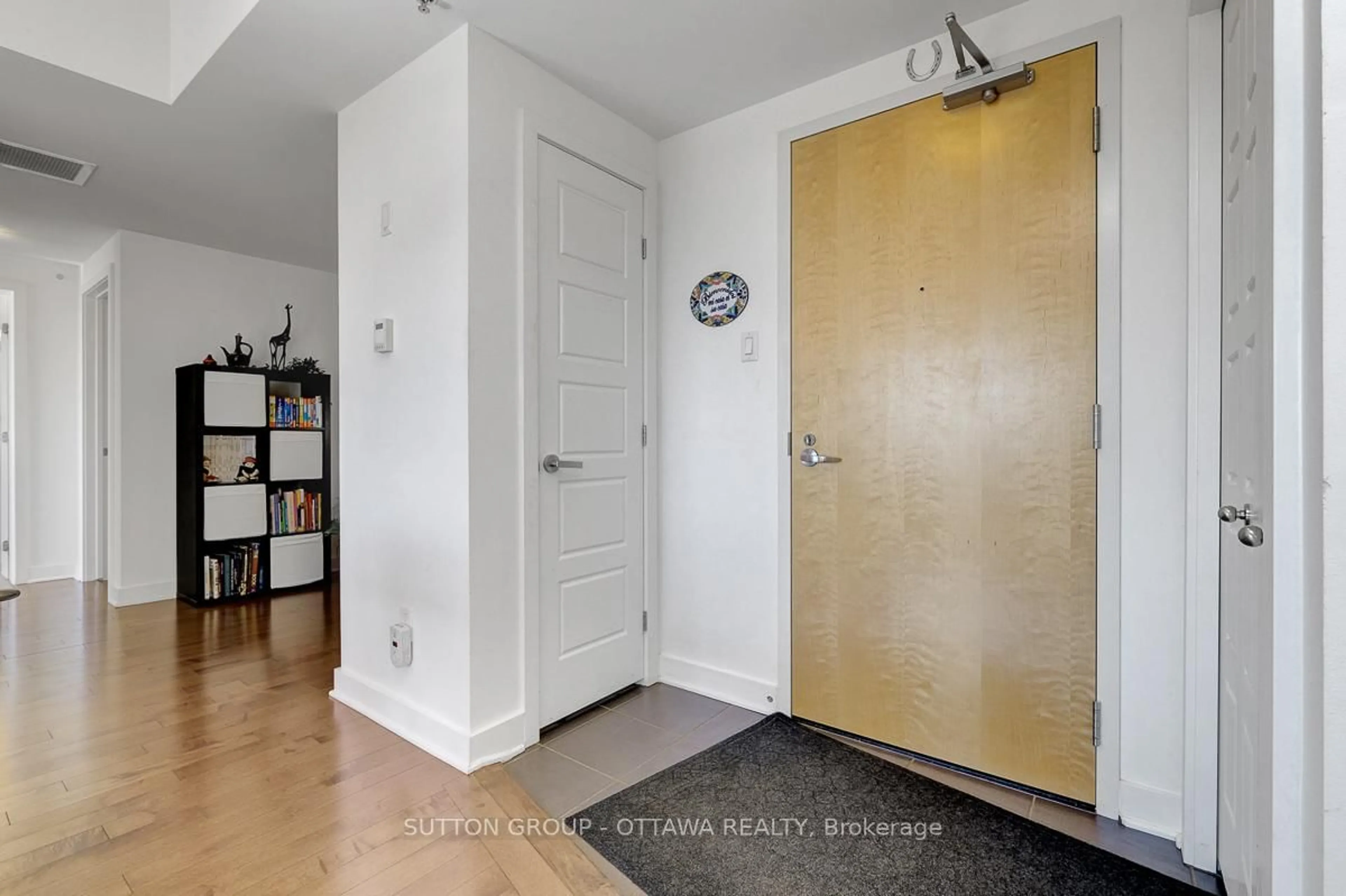 Indoor entryway for 300A Lett St #614, Ottawa Ontario K1R 0B8