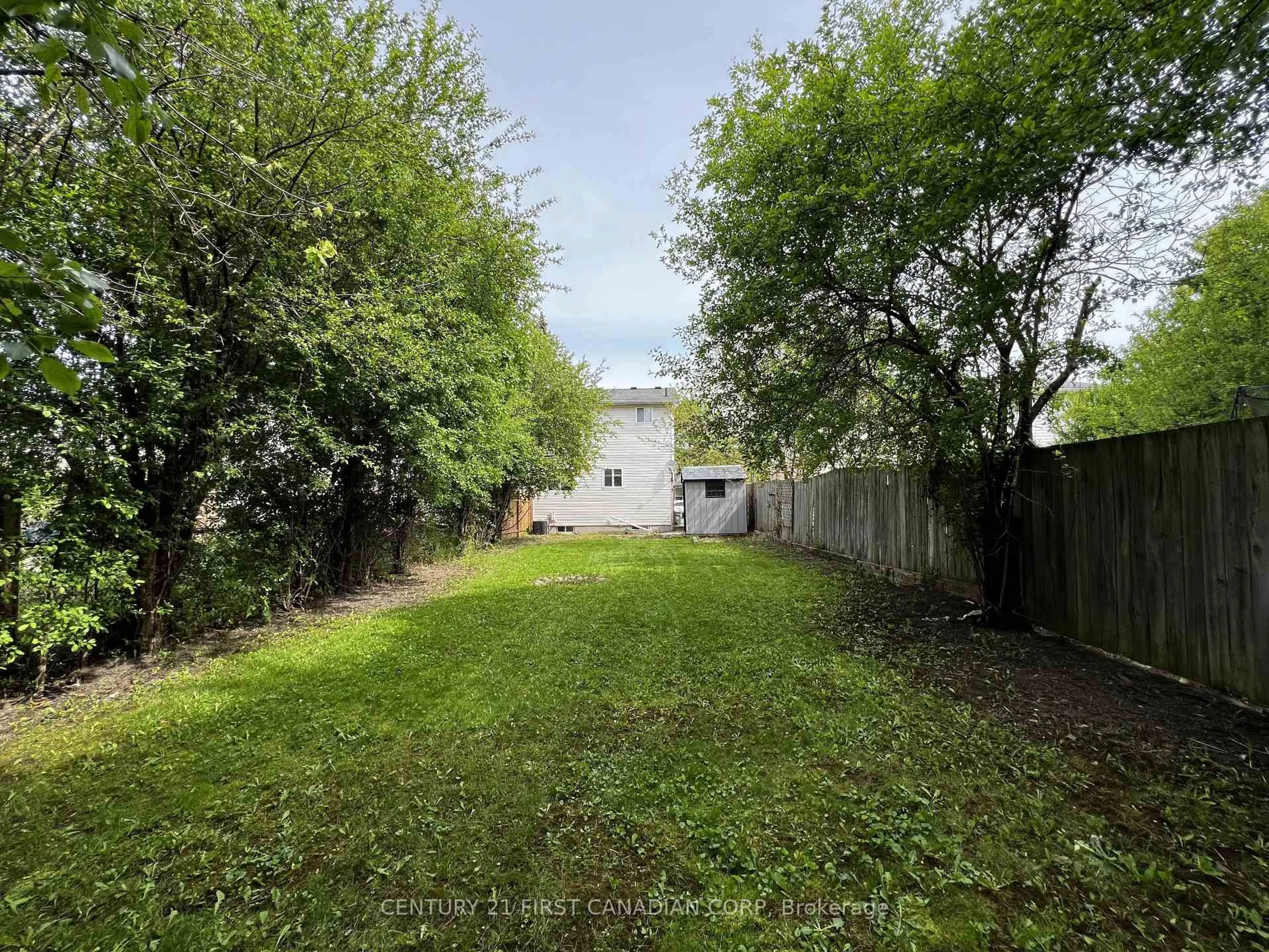 A pic from outside/outdoor area/front of a property/back of a property/a pic from drone, street for 847 Jalna Blvd, London South Ontario N6E 2S2