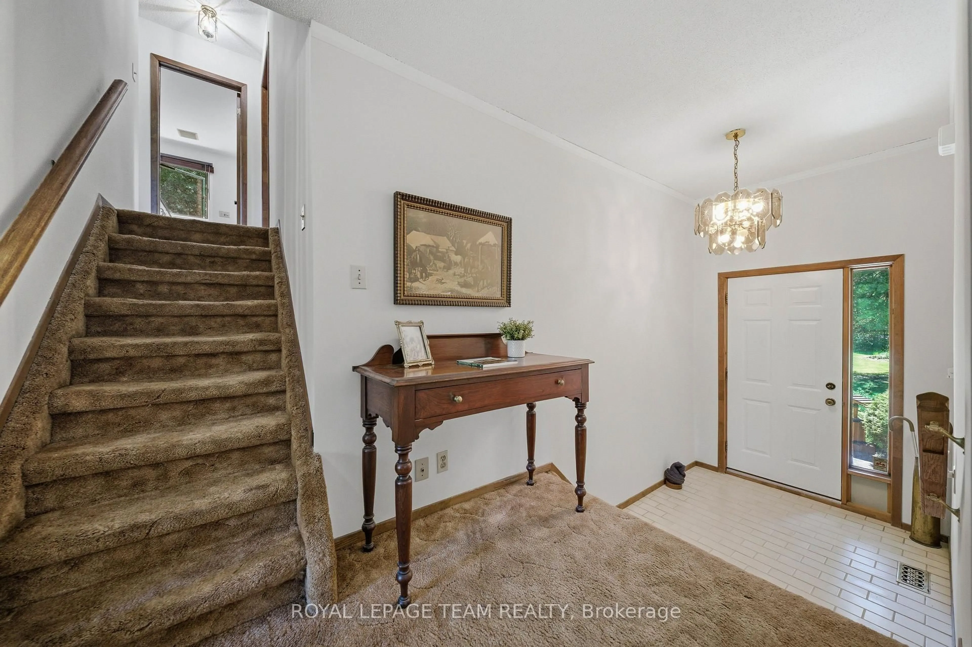 Indoor foyer for 116 Deerwood Dr, Kinburn Ontario K0A 2H0