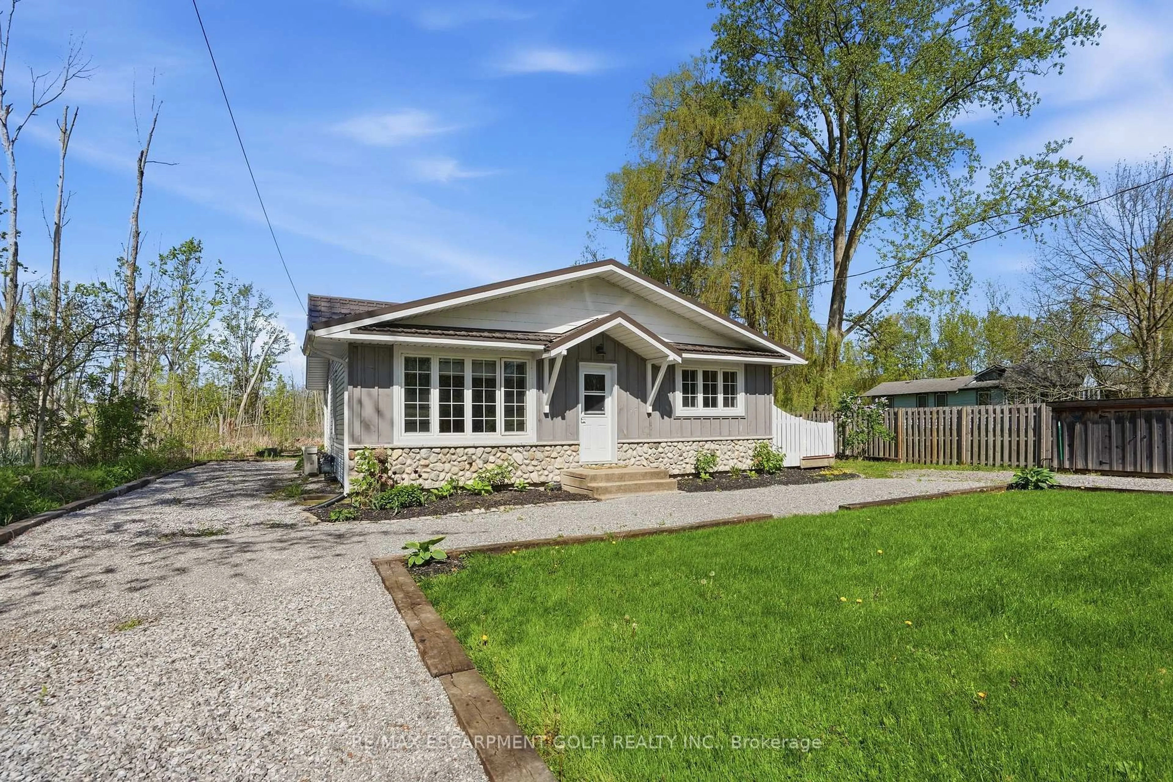 Home with vinyl exterior material, street for 421 Point Abino Rd, Fort Erie Ontario L0S 1N0