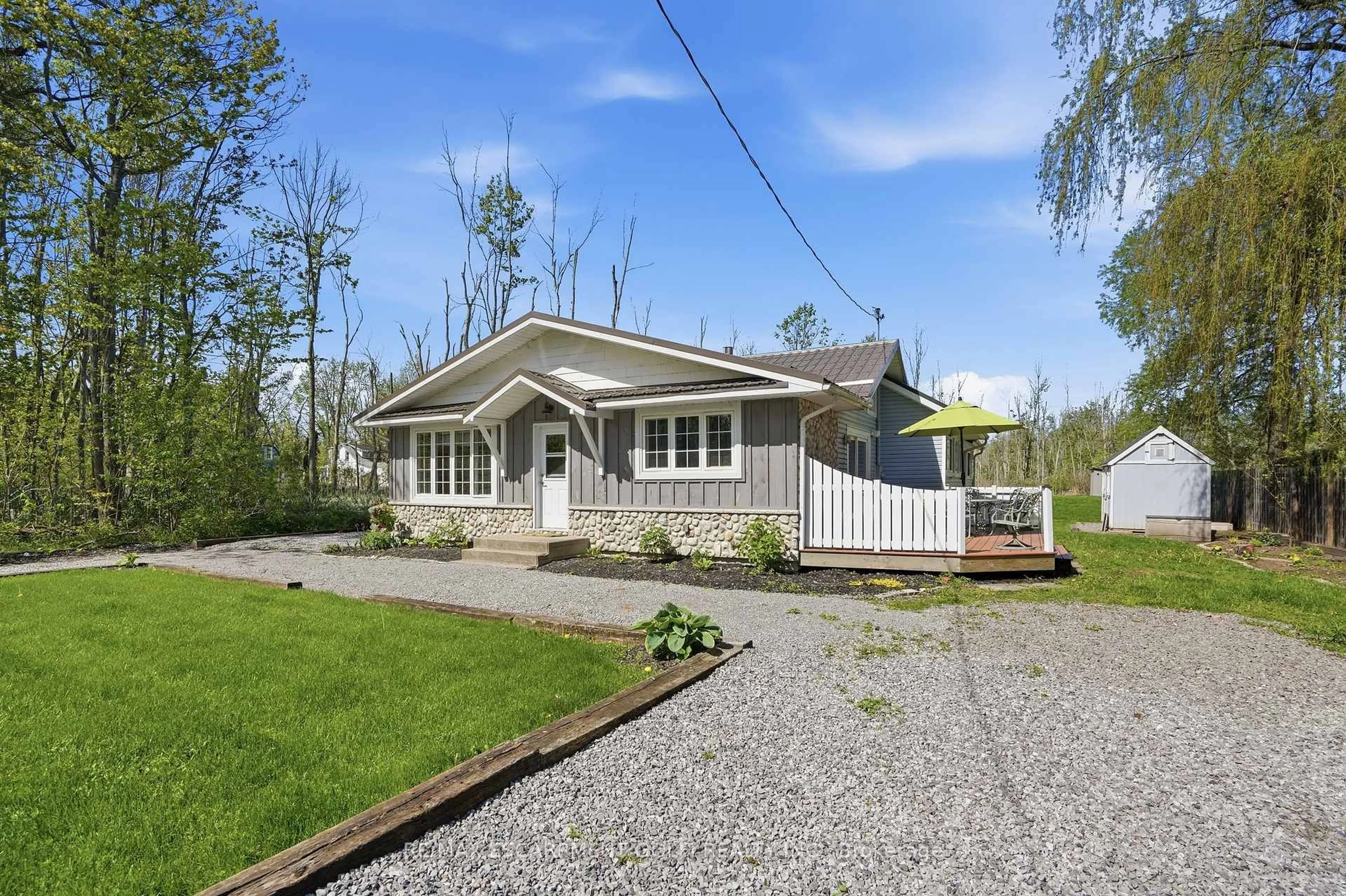 Home with vinyl exterior material, street for 421 Point Abino Rd, Fort Erie Ontario L0S 1N0