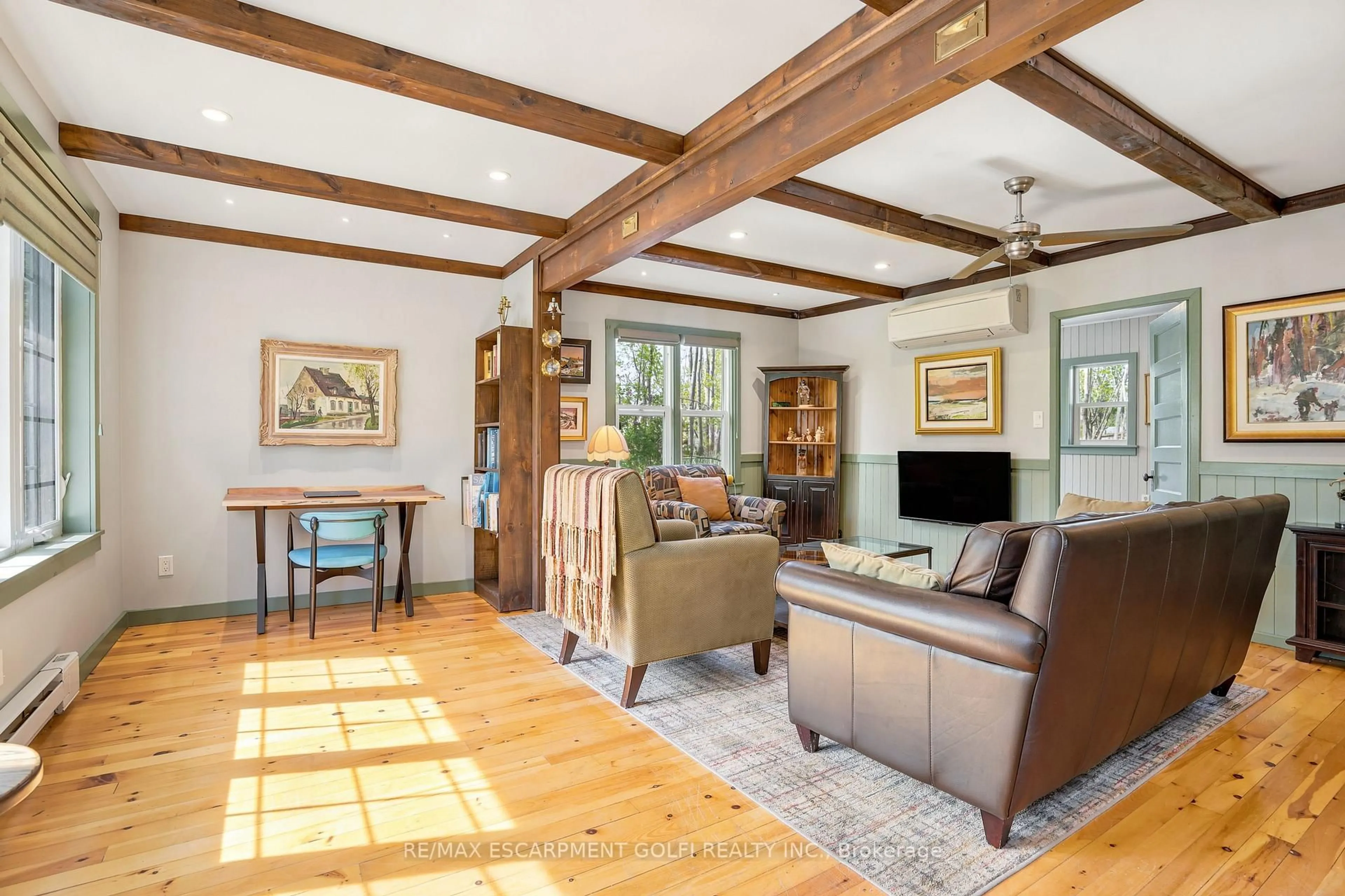 Living room with furniture, unknown for 421 Point Abino Rd, Fort Erie Ontario L0S 1N0